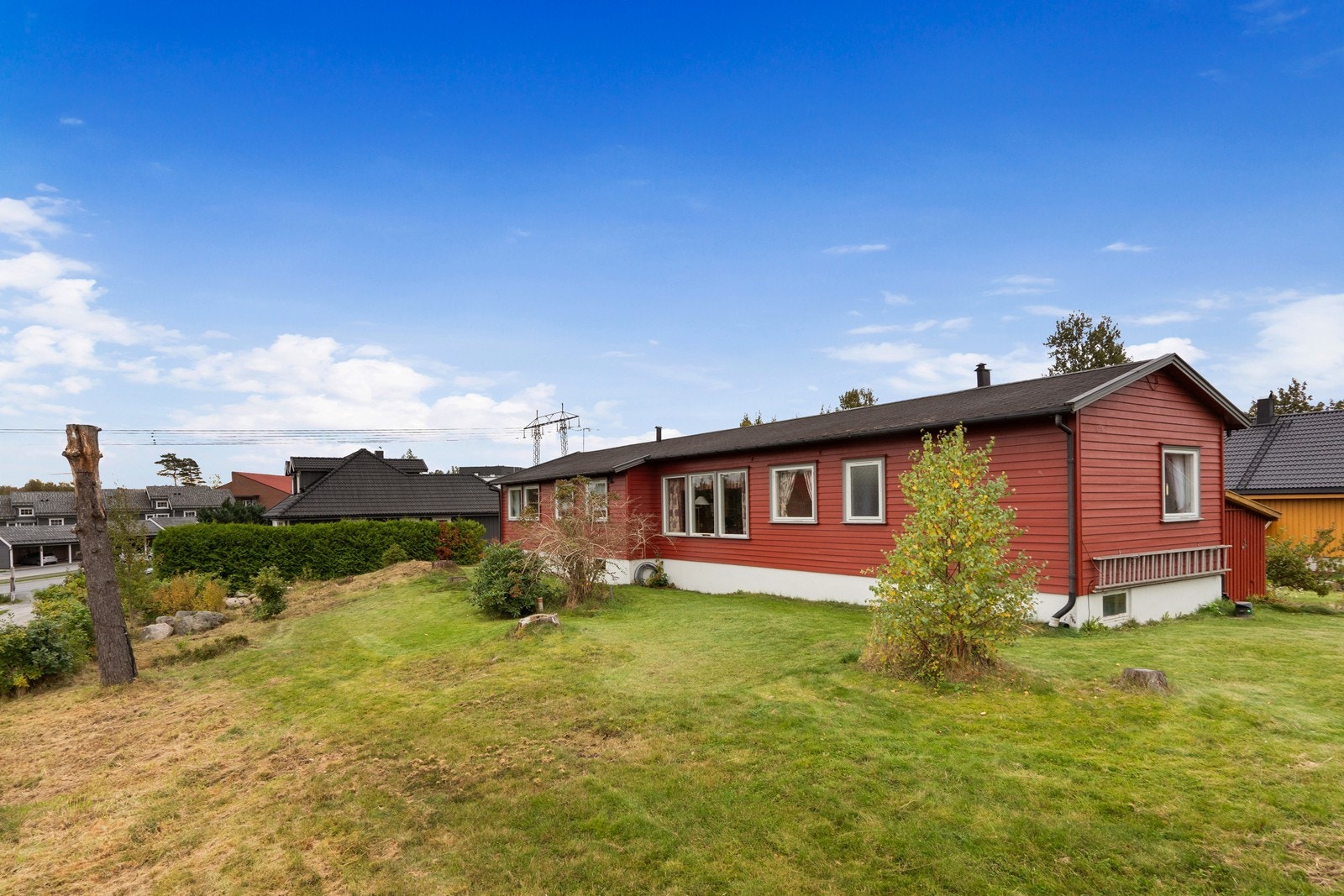 Boligen ligger på festet tomt, som er opparbeidet med blant annet gressplen og noe beplantning. Galleribilde