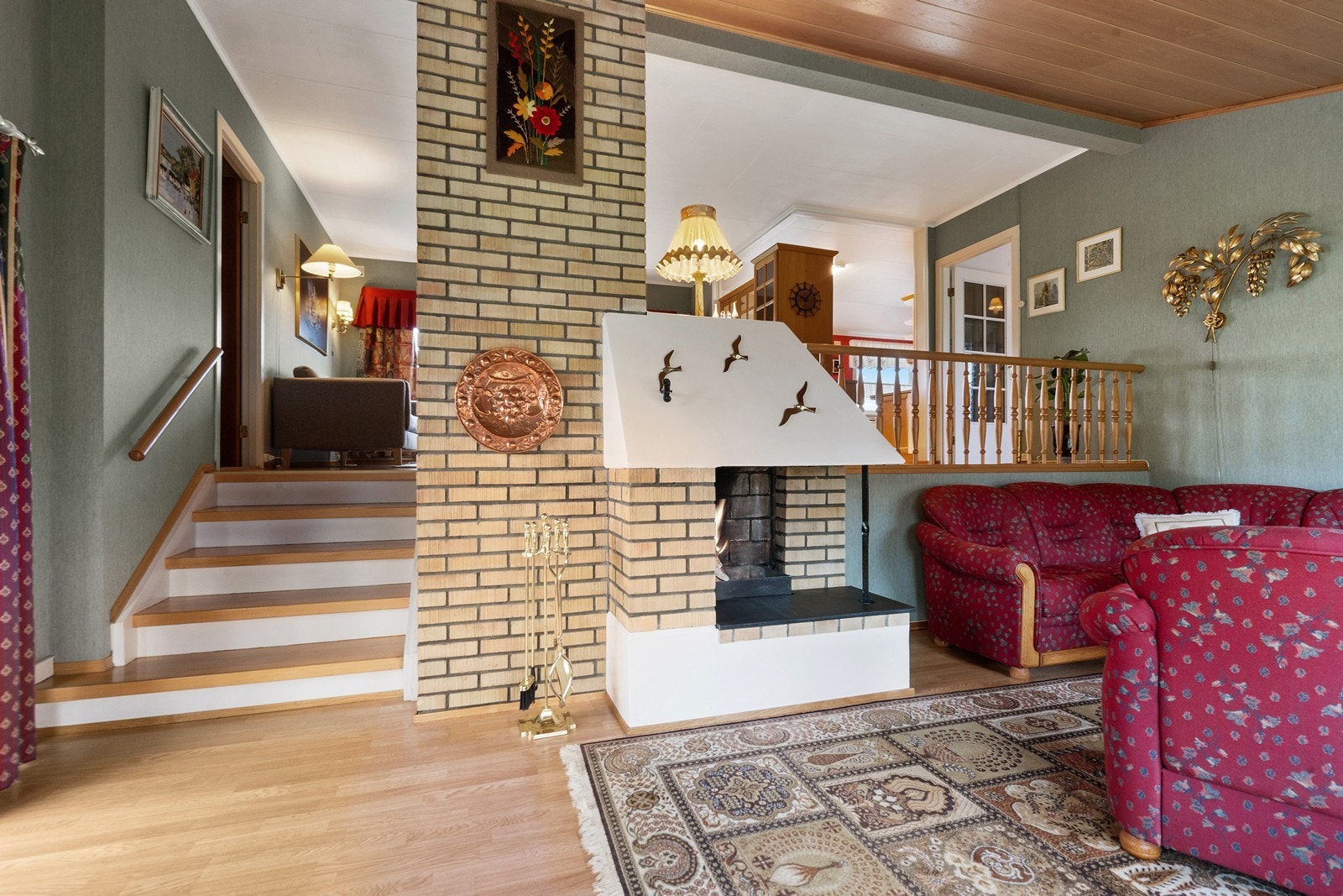 Vedfyring i peis gir god og lun oppvarming til boligen. Galleribilde