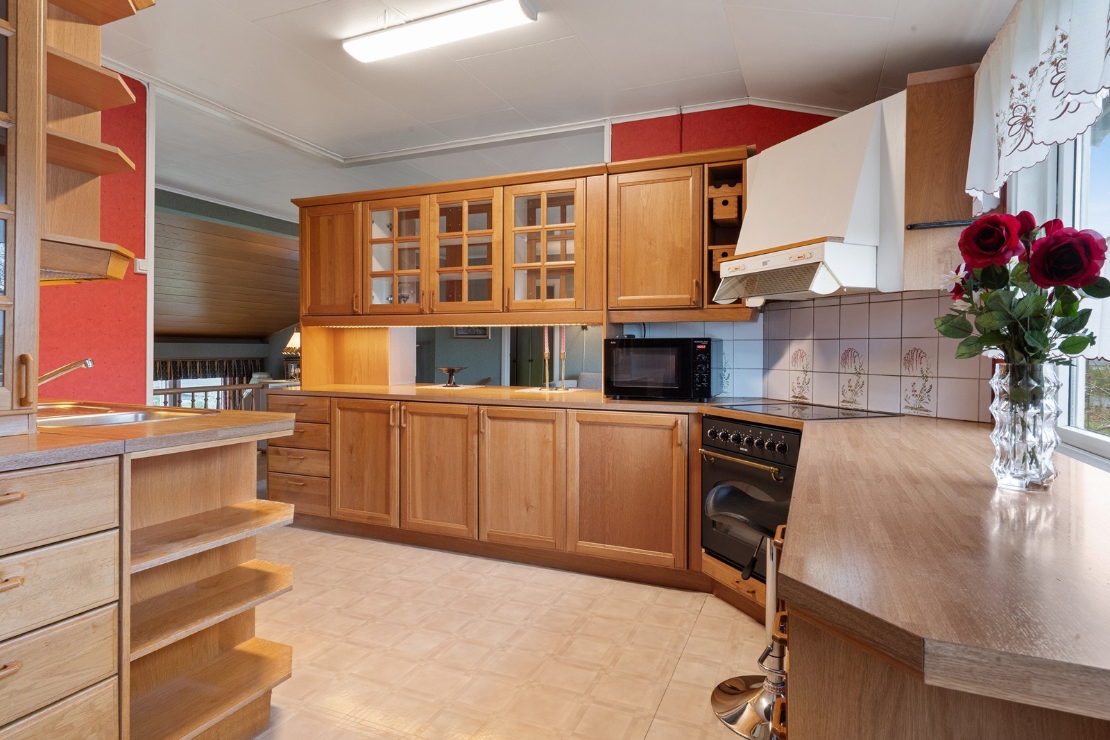 Enkelte skap med vitrinedører. Galleribilde