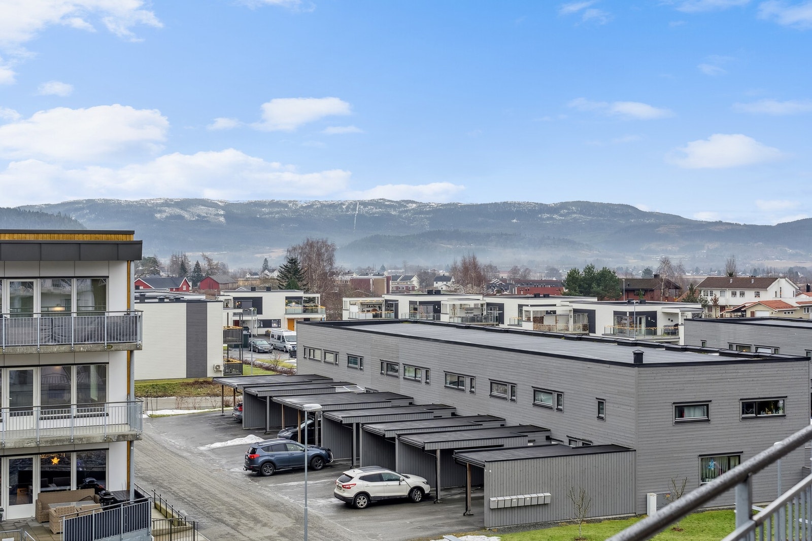 Bildet er tatt fra lik leilighet i etasjen over. Avvik vil forekomme. Galleribilde