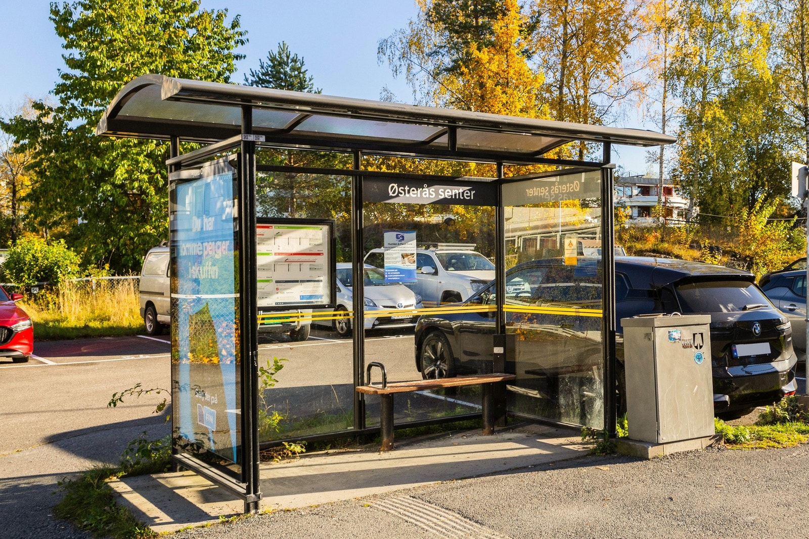 Rutebuss stopper kort vei utenfor boligen og det er kort gangavstand til T-bane. Galleribilde