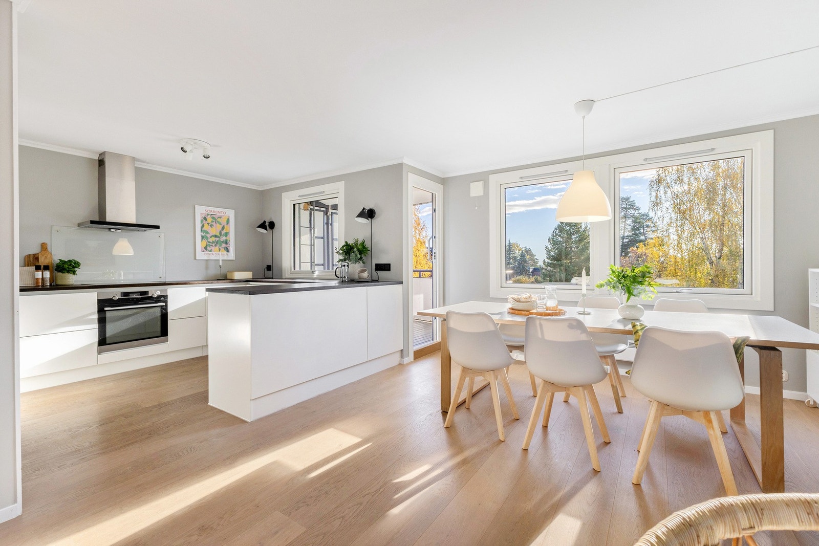 Kjøkkenet ligger i en åpen og sosial løsning med stuen - perfekt for sosiale sammenkomster. Galleribilde