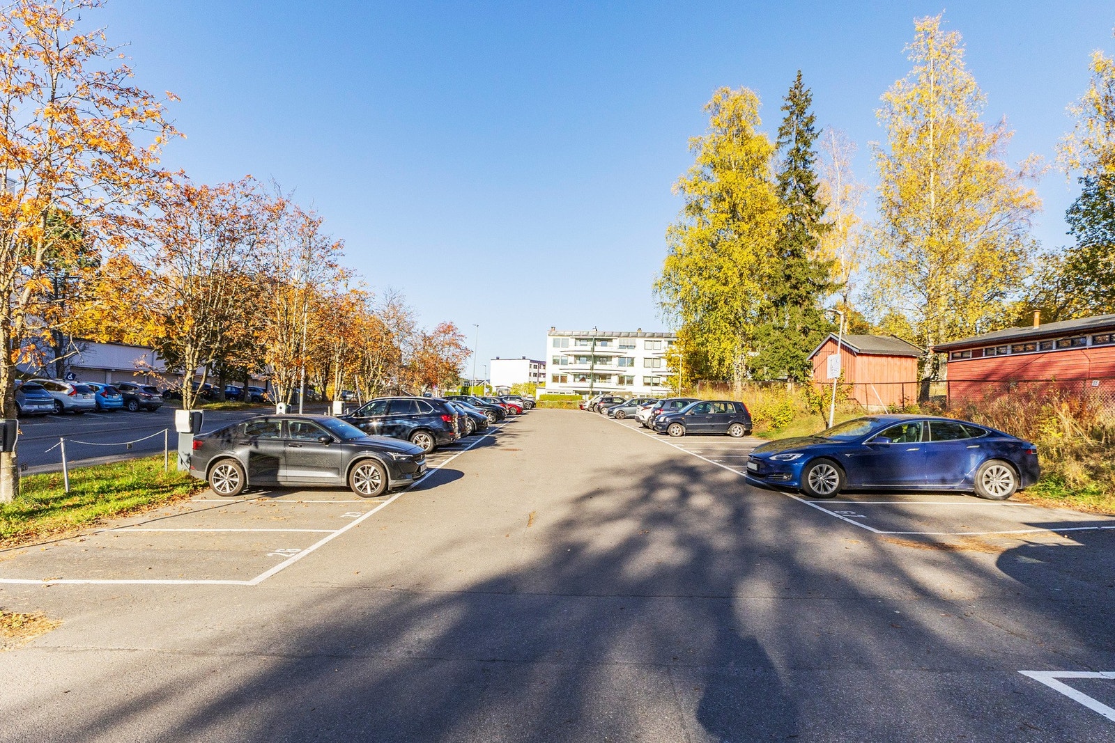 Borettslaget har reserverte plasser til gjesteparkering. Disse finner man i Ovenbakken, i Eiksveien ved Østerås Eldresenter og i Fururabben ved enden av nr 6. Galleribilde
