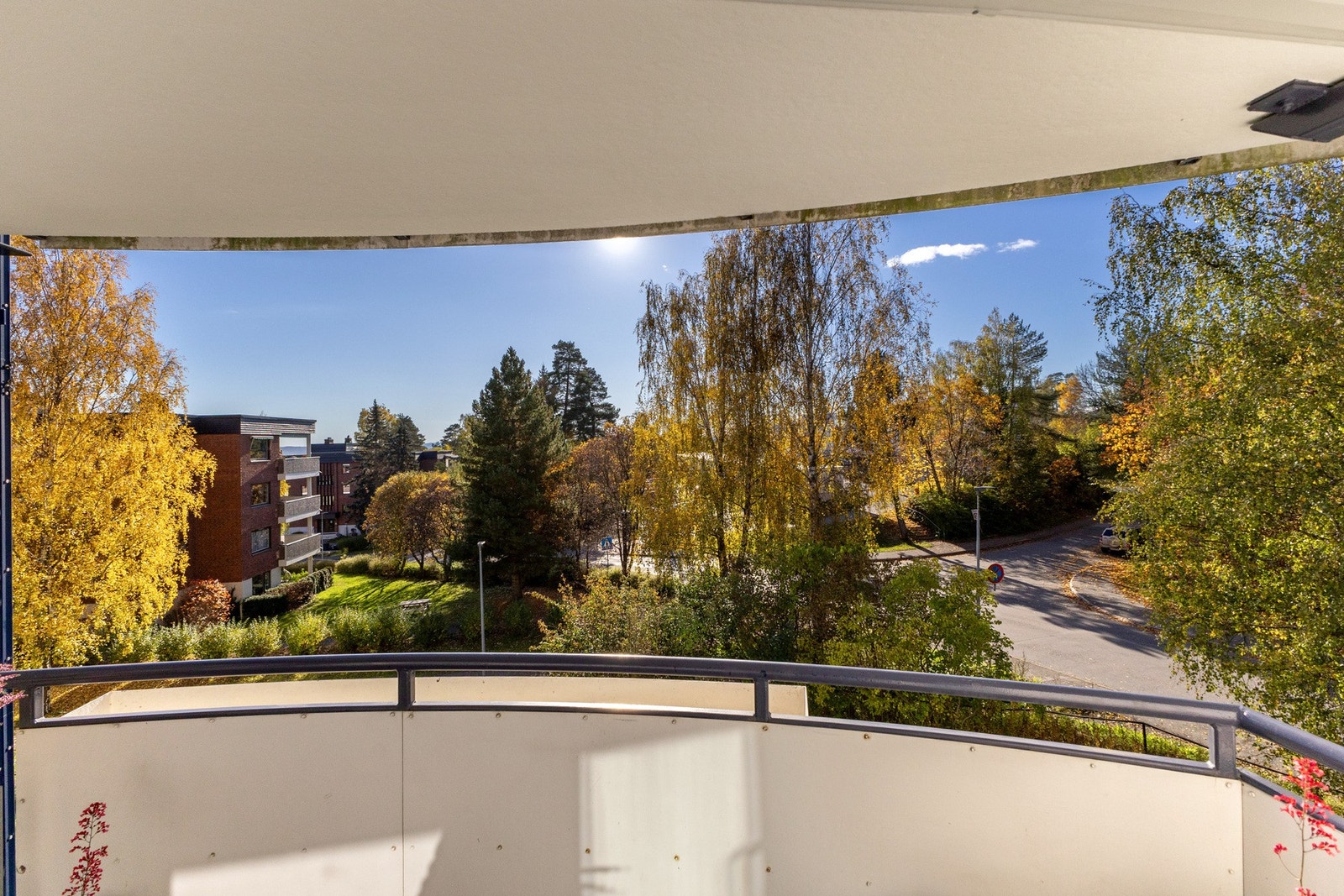 Balkongen byr på gode solforhold og hyggelig utsyn mot det grønne nabolaget. Galleribilde
