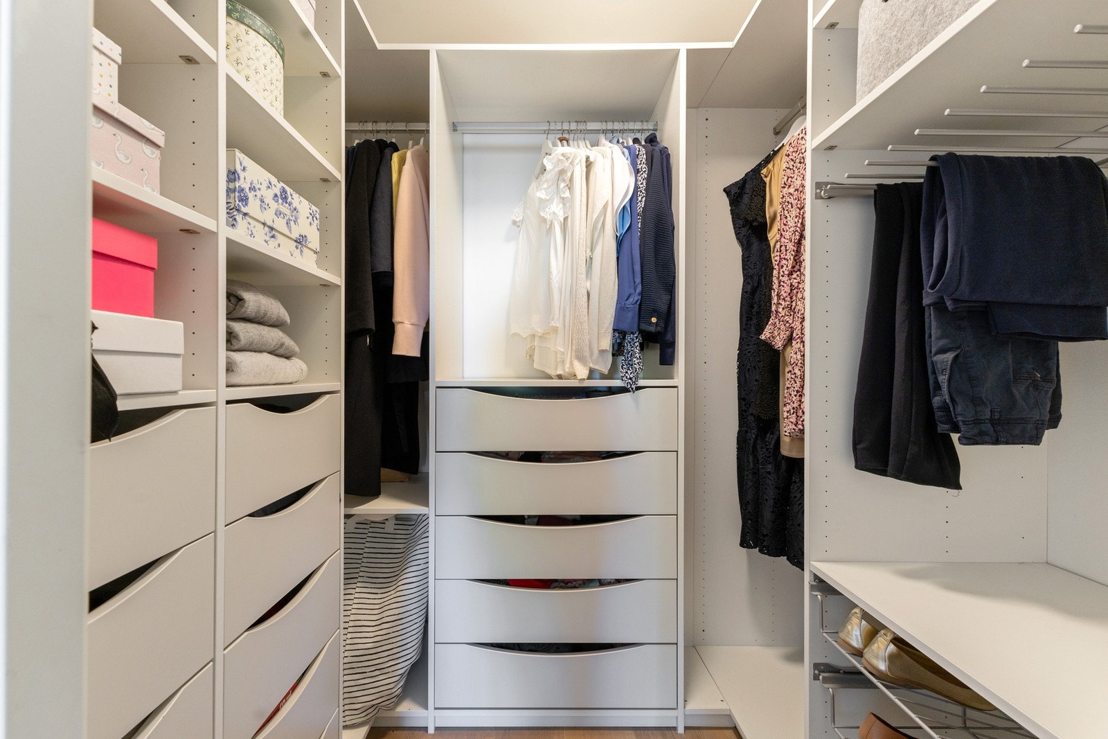 Hovedsoverommet har inngang til en walk-in garderobe hvor du har rikelig med plass til oppbevaring av klær og tilbehør. Galleribilde