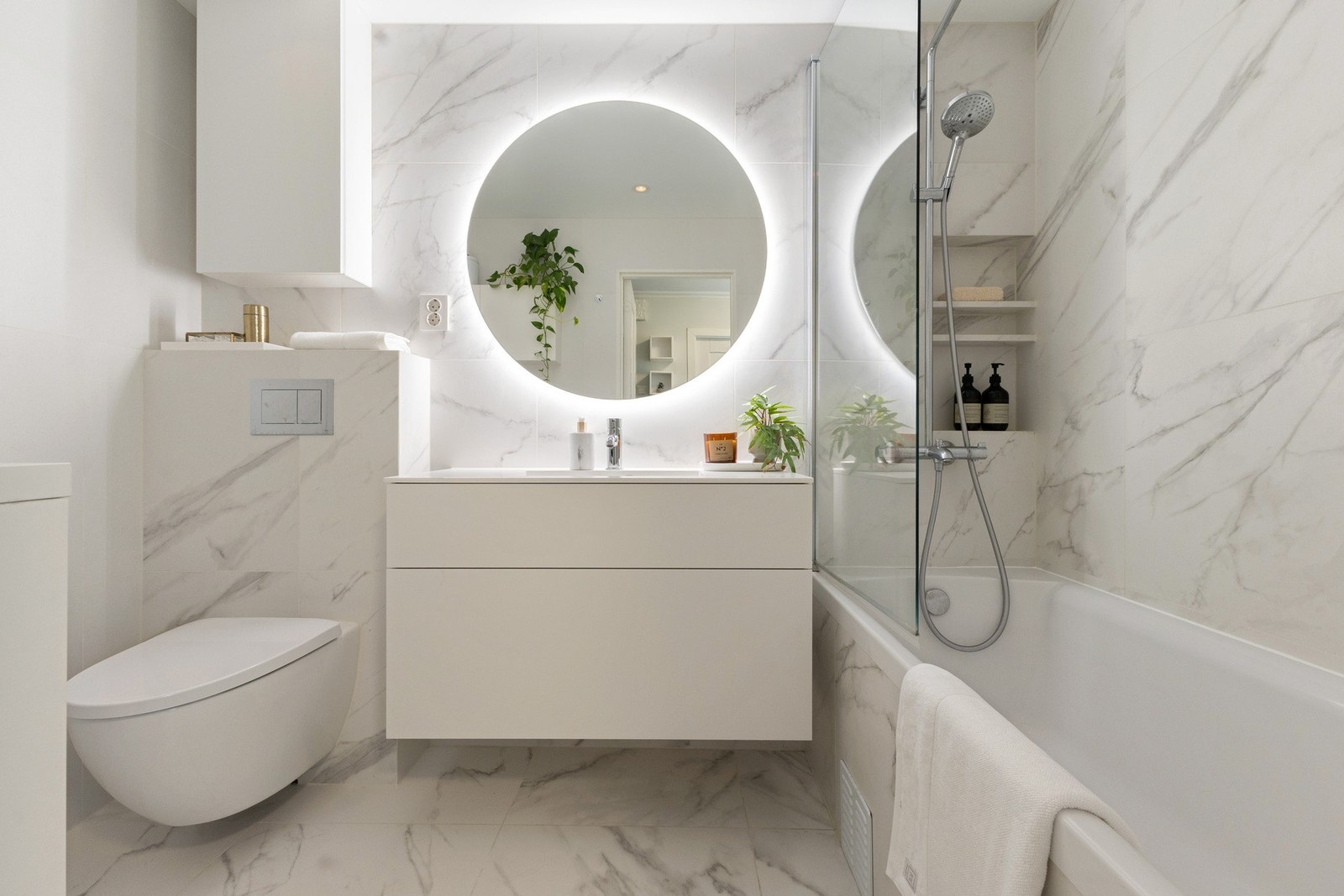 Leiligheten har et meget delikat bad fra 2023 med behagelig gulvvarme og himling med downlights. Galleribilde