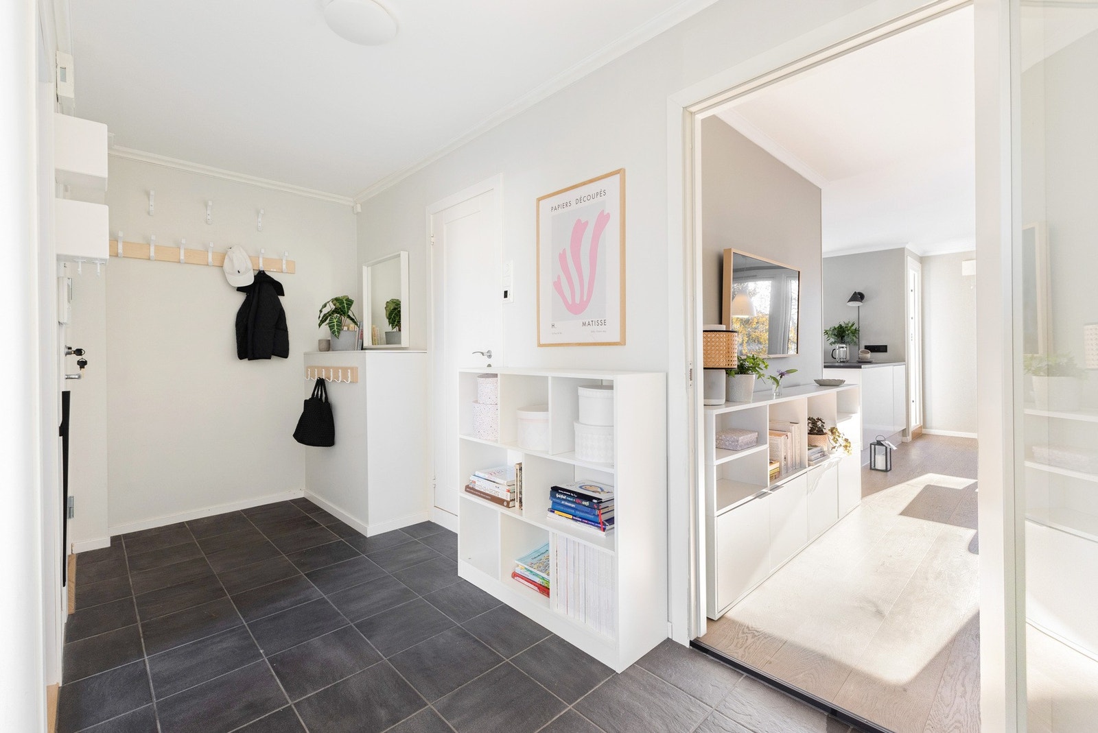 Velkommen inn! Det første som møter deg er en lys og romslig entré som gir et godt førsteinntrykk av boligen. Galleribilde