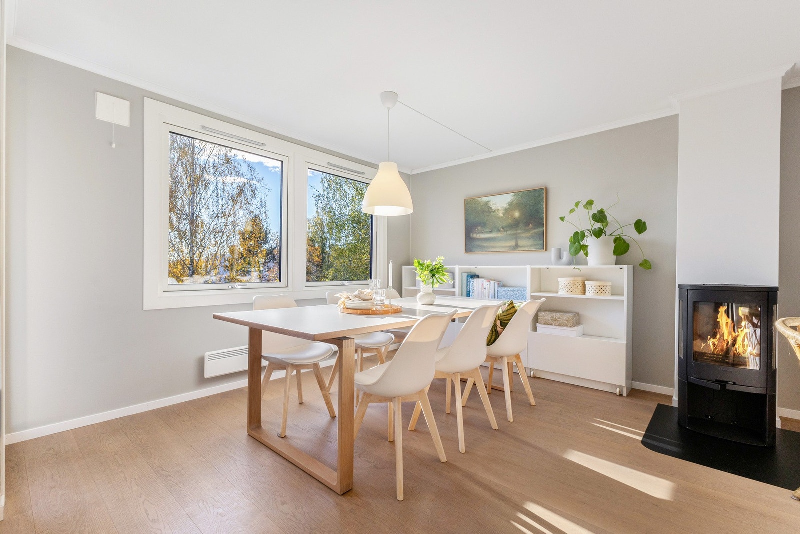 Boligens sosiale sone er innbydende med lysinslipp fra to sider. Galleribilde