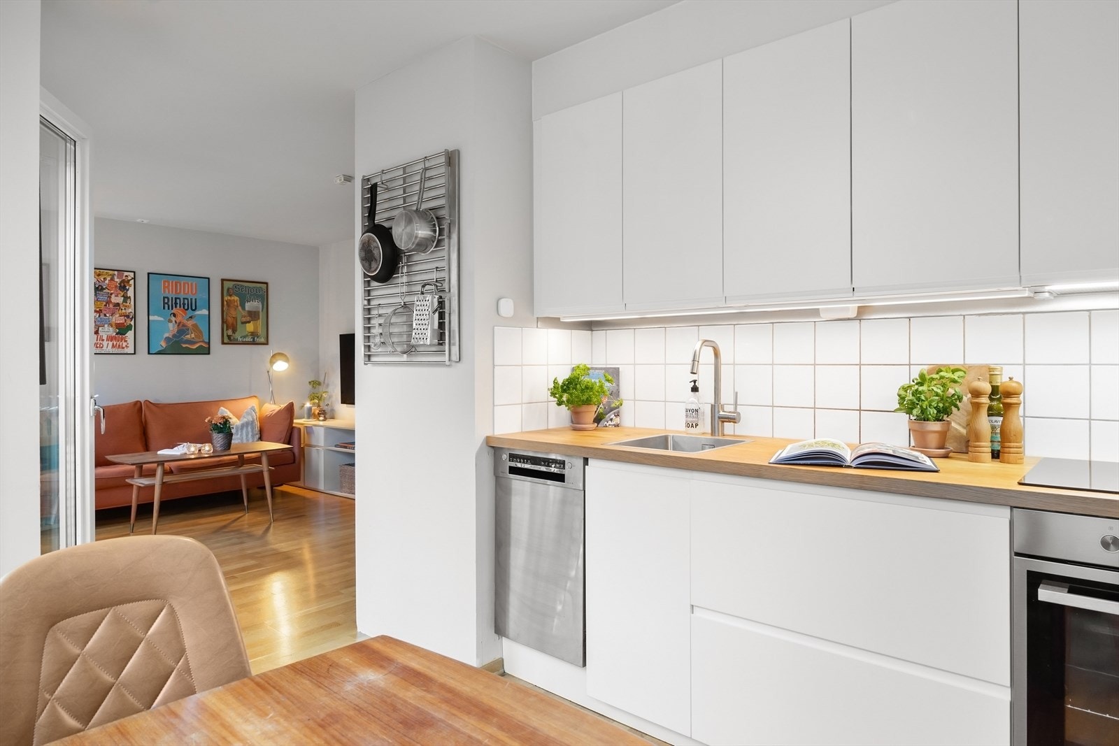 Moderne innredning fra Ikea (2022) med glatte fronter, fliser på vegg over kjøkkenbenken og finér benkeplate. Galleribilde