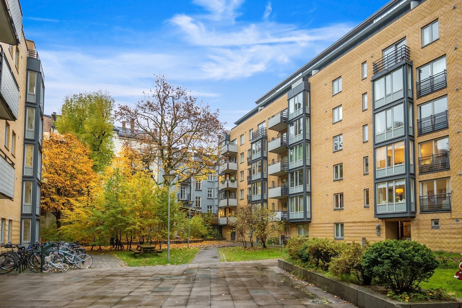 Sameiet har en pent opparbeidet bakgård med sittegrupper og sykkelparkering. Galleribilde