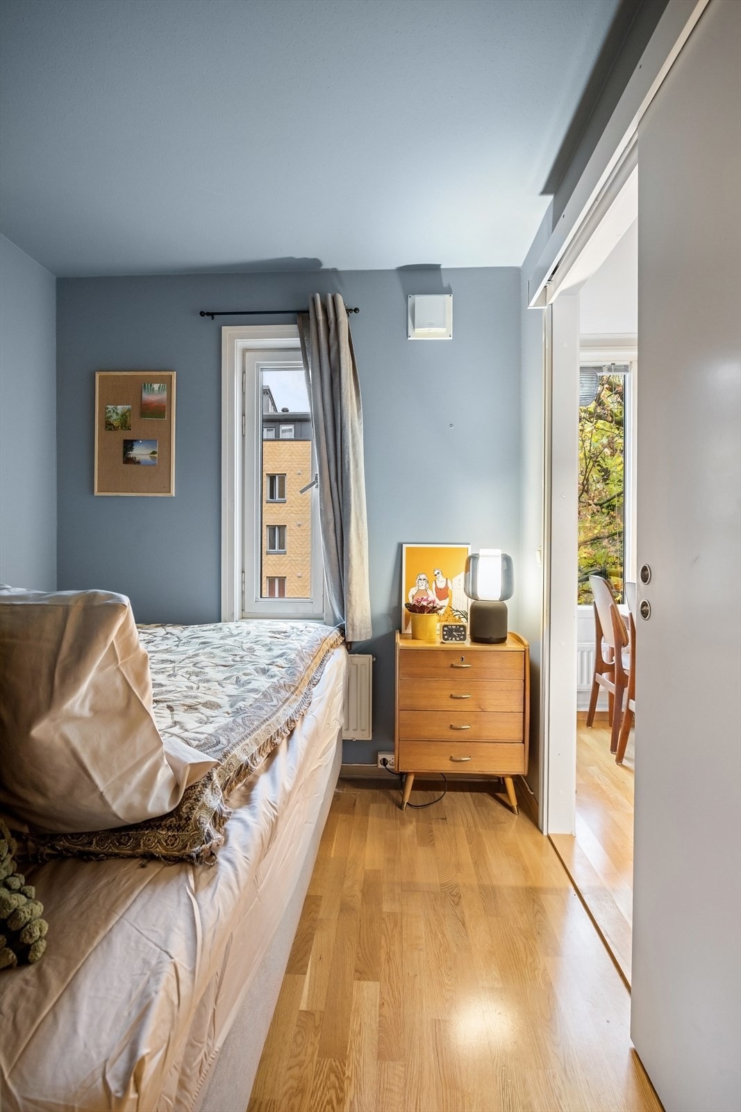 Det er adkomst til soverommet via plassbesparende skyvedør. Galleribilde