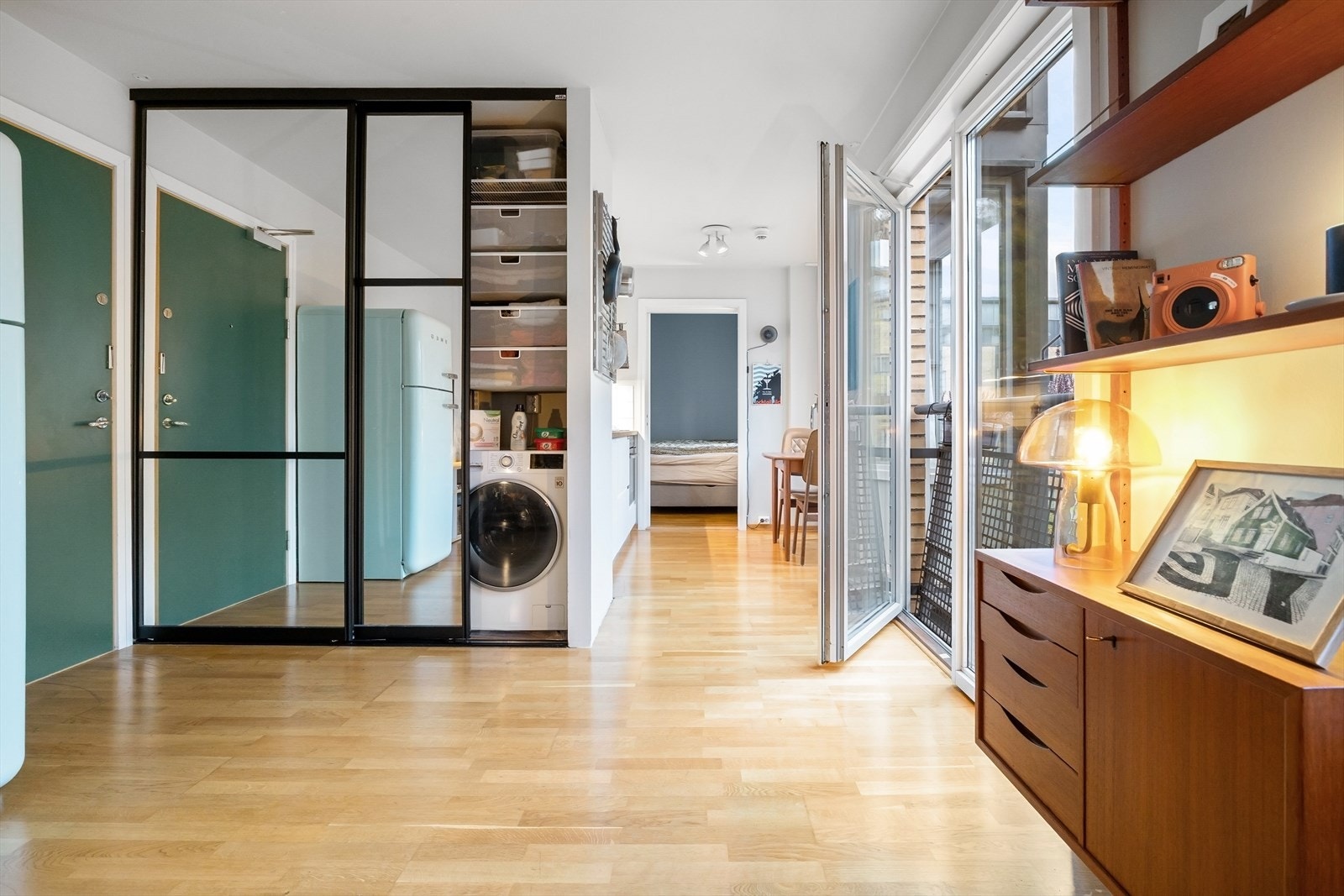 Det er skyvedørsgarderobe ved inngangsdøren for oppbevaring av yttertøy. Det er opplegg for vaskemaskin i garderobeskapet. Galleribilde