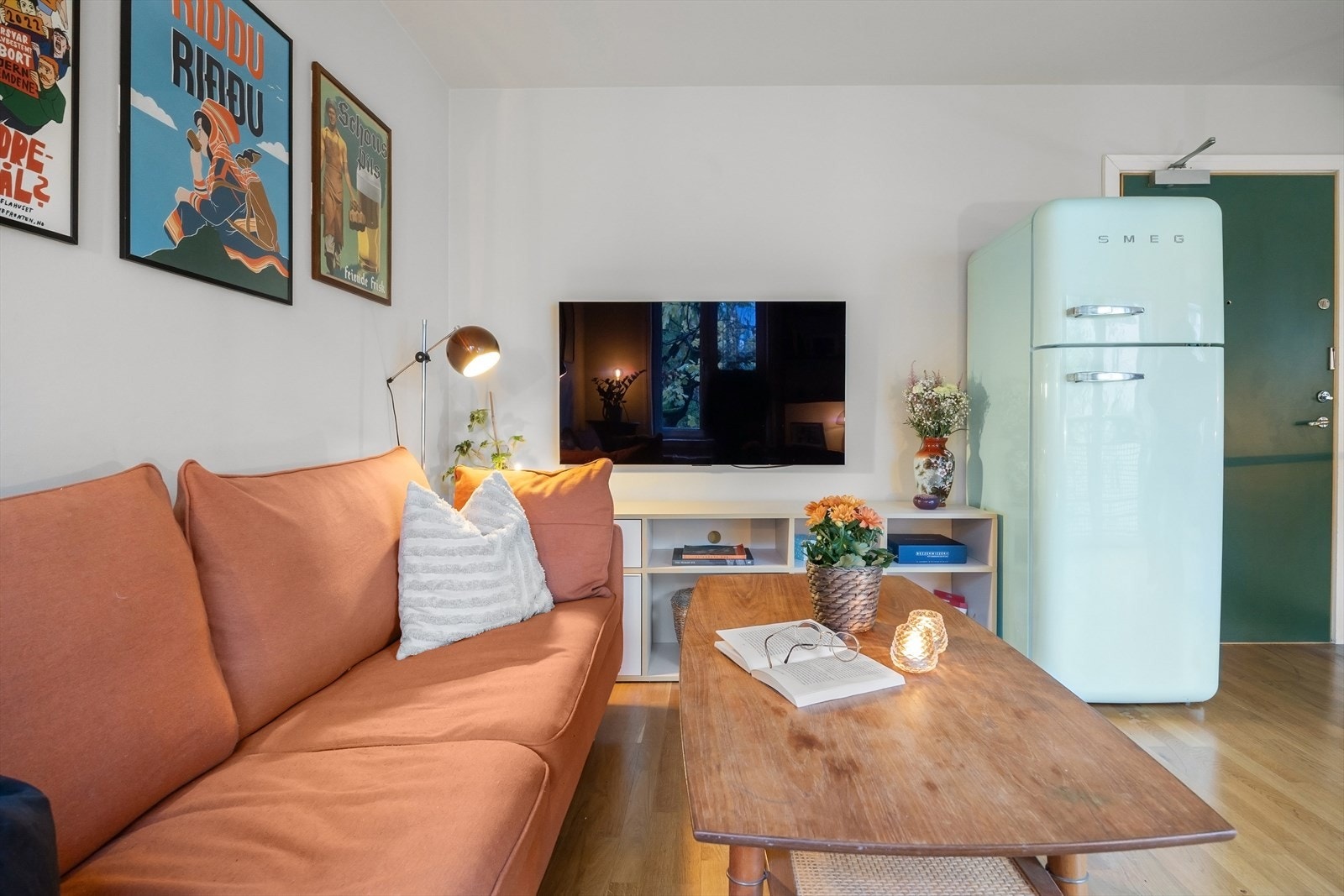 Overflatene i leiligheten består av tre-stavs parkett og veggene er malt i lyse farger. Galleribilde