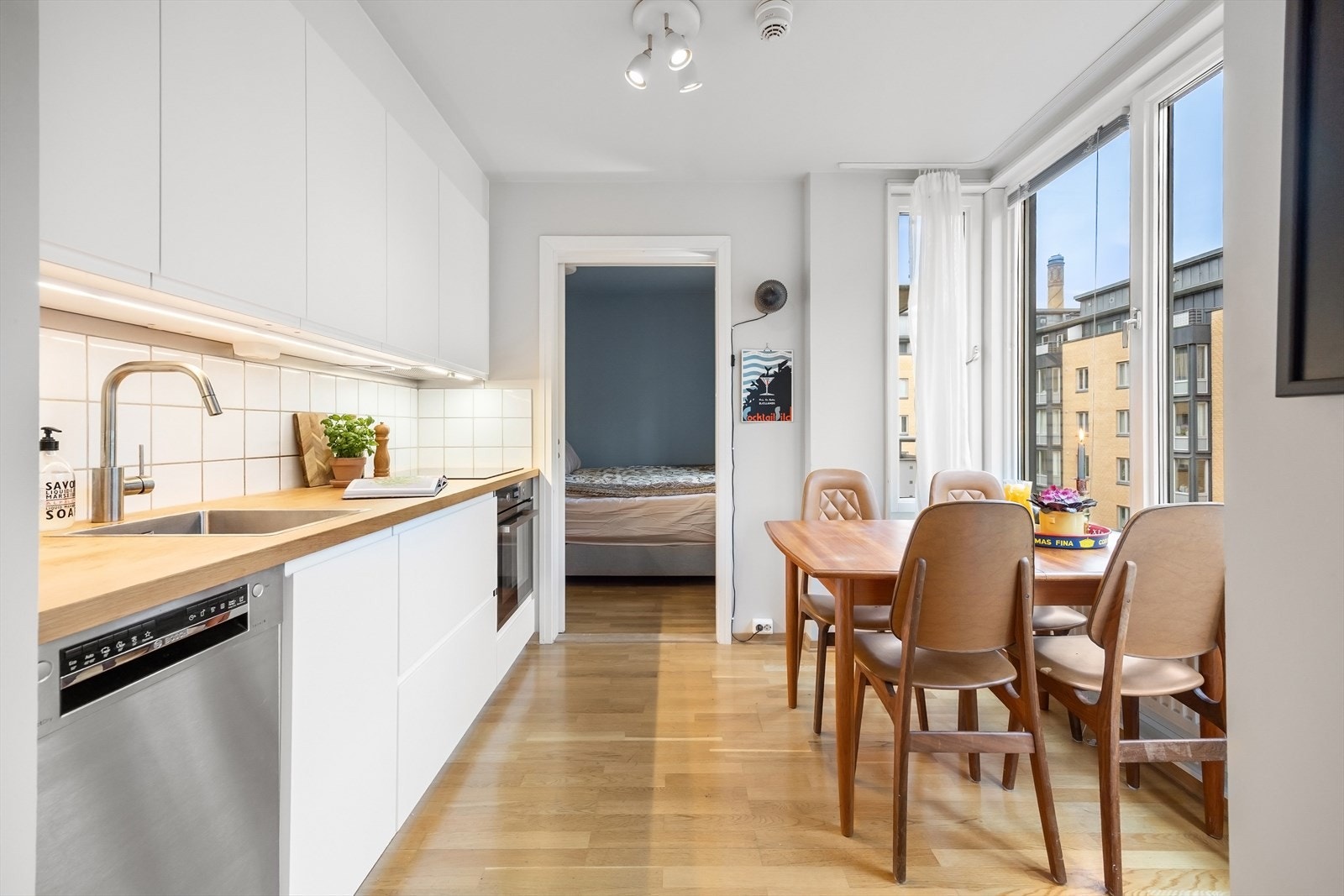 Det er integrert stekeovn, platetopp, oppvaskmaskin og frittstående kjøleskap (i stuen)
. Galleribilde