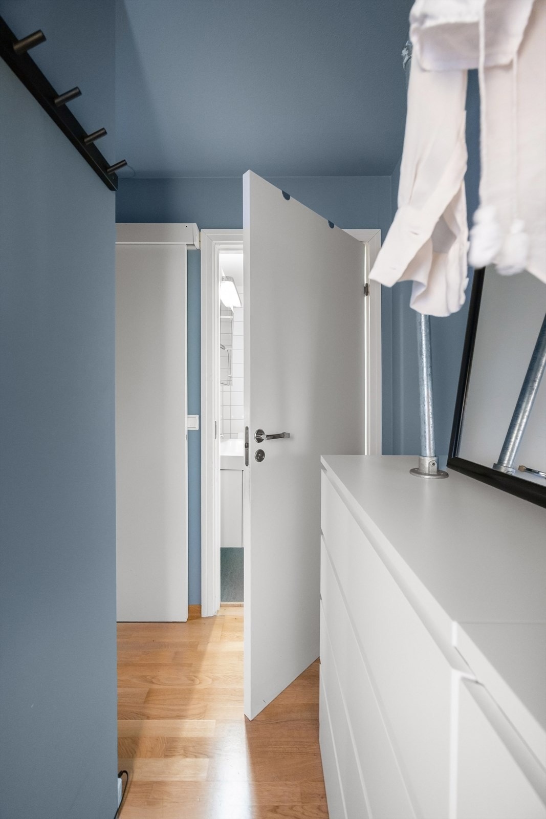 Her er det plass til kommode, knagger og garderobestang. Galleribilde