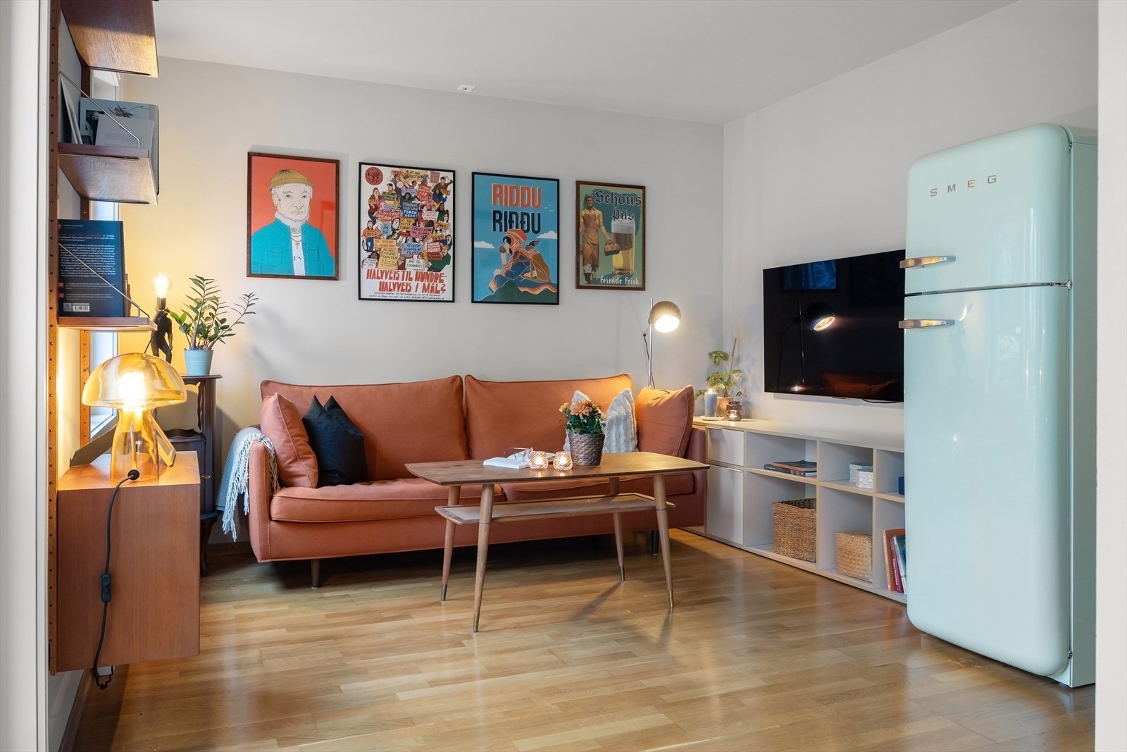 Stuens planløsning gir flere møbleringsmuligheter, og det er god plass til sofagruppe med tilhørende stuemøblement. Galleribilde