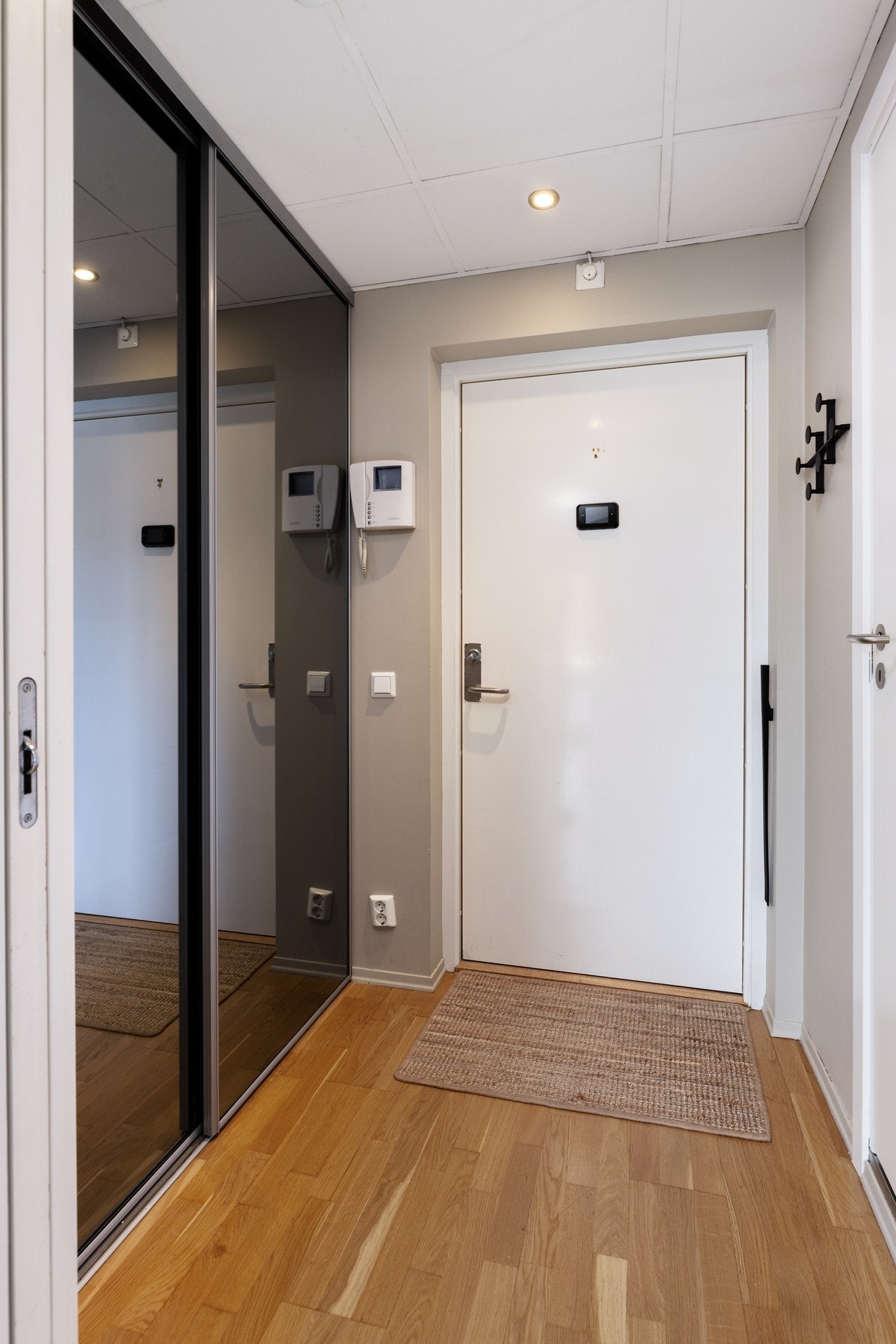 - Innbydende entrè med god oppbevaringsplass i skyvedørsgarderobe - Galleribilde