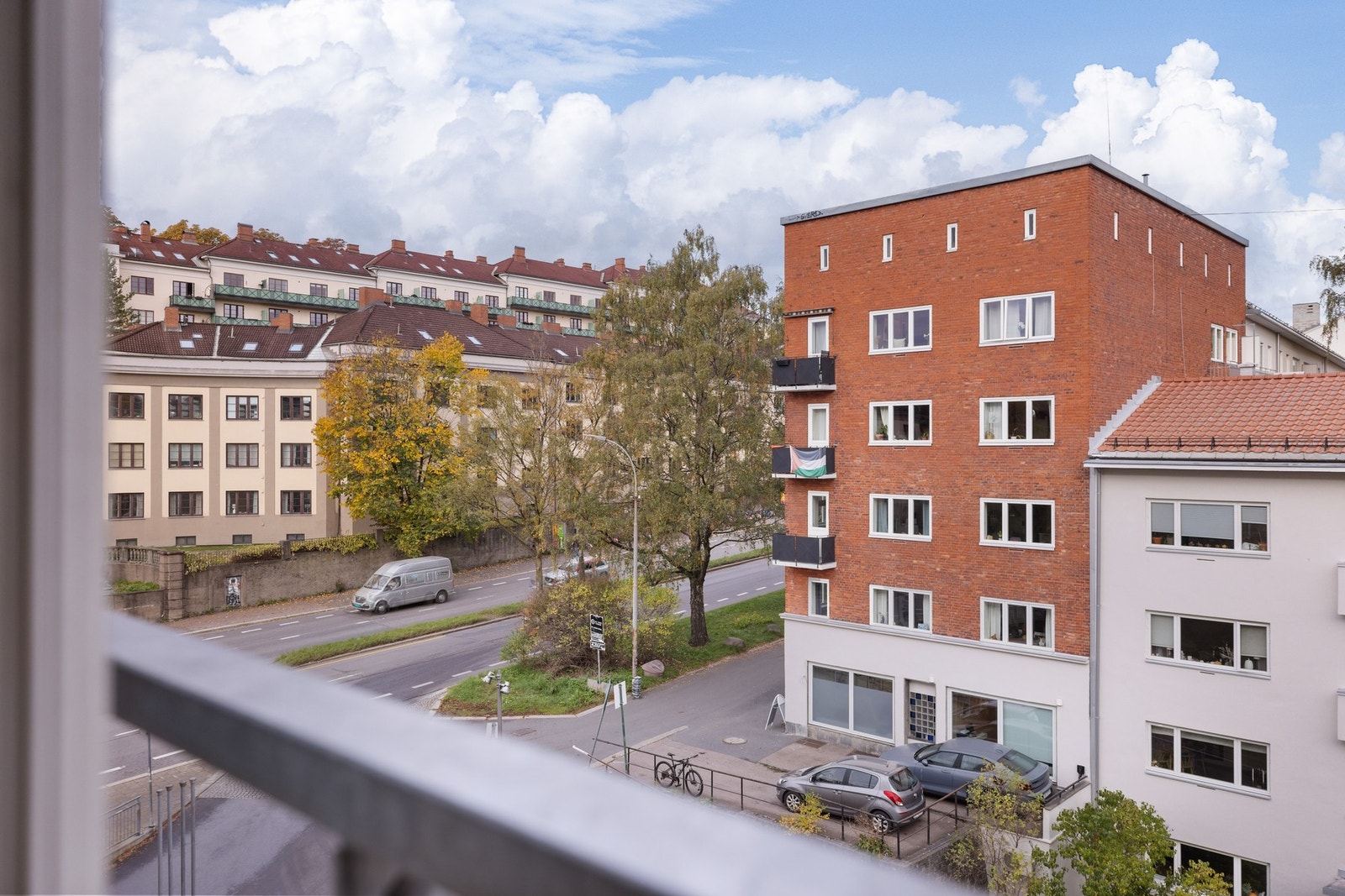 - Utsikt fra stuen. Det er lite støy fra veien - Galleribilde