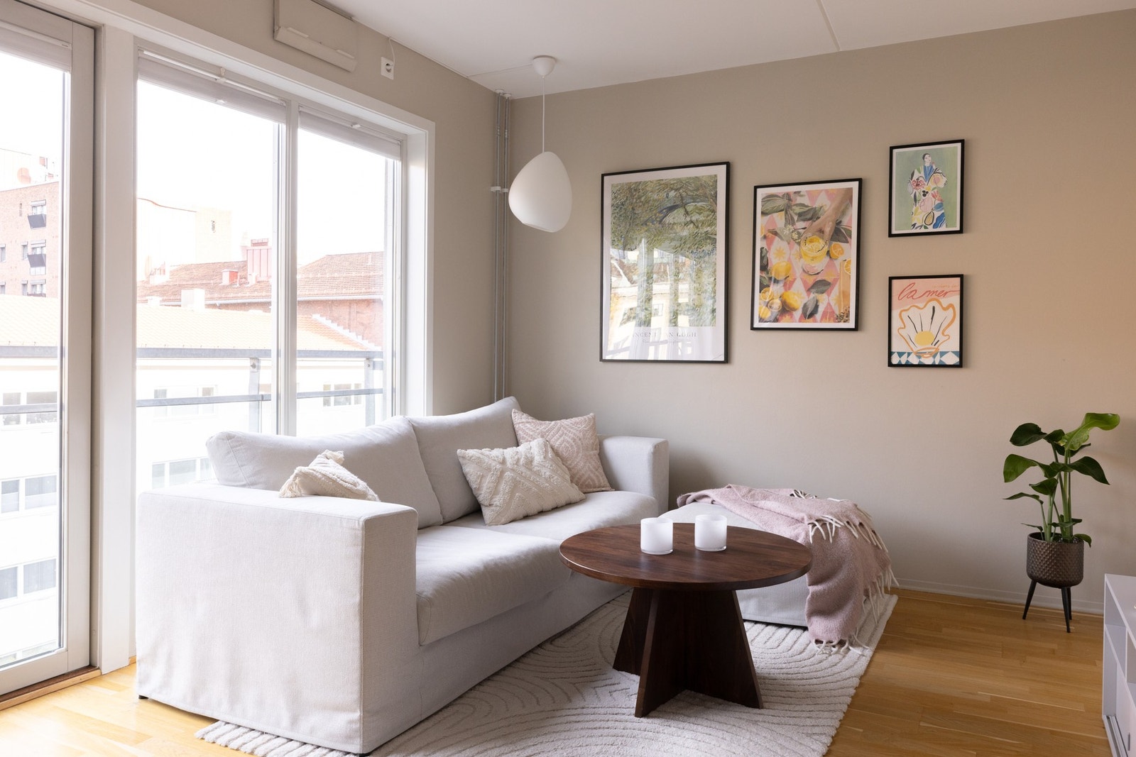 - Store vindusflater gir godt med naturlig lys - Galleribilde
