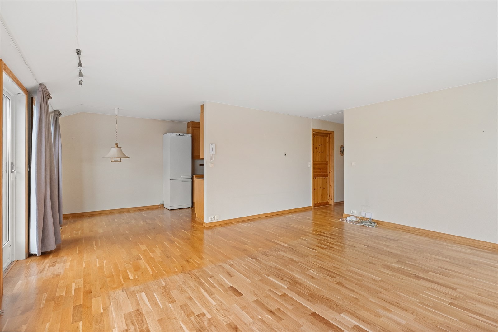 Delvis åpen løsning til kjøkken. God plass til salong og spisebord Galleribilde