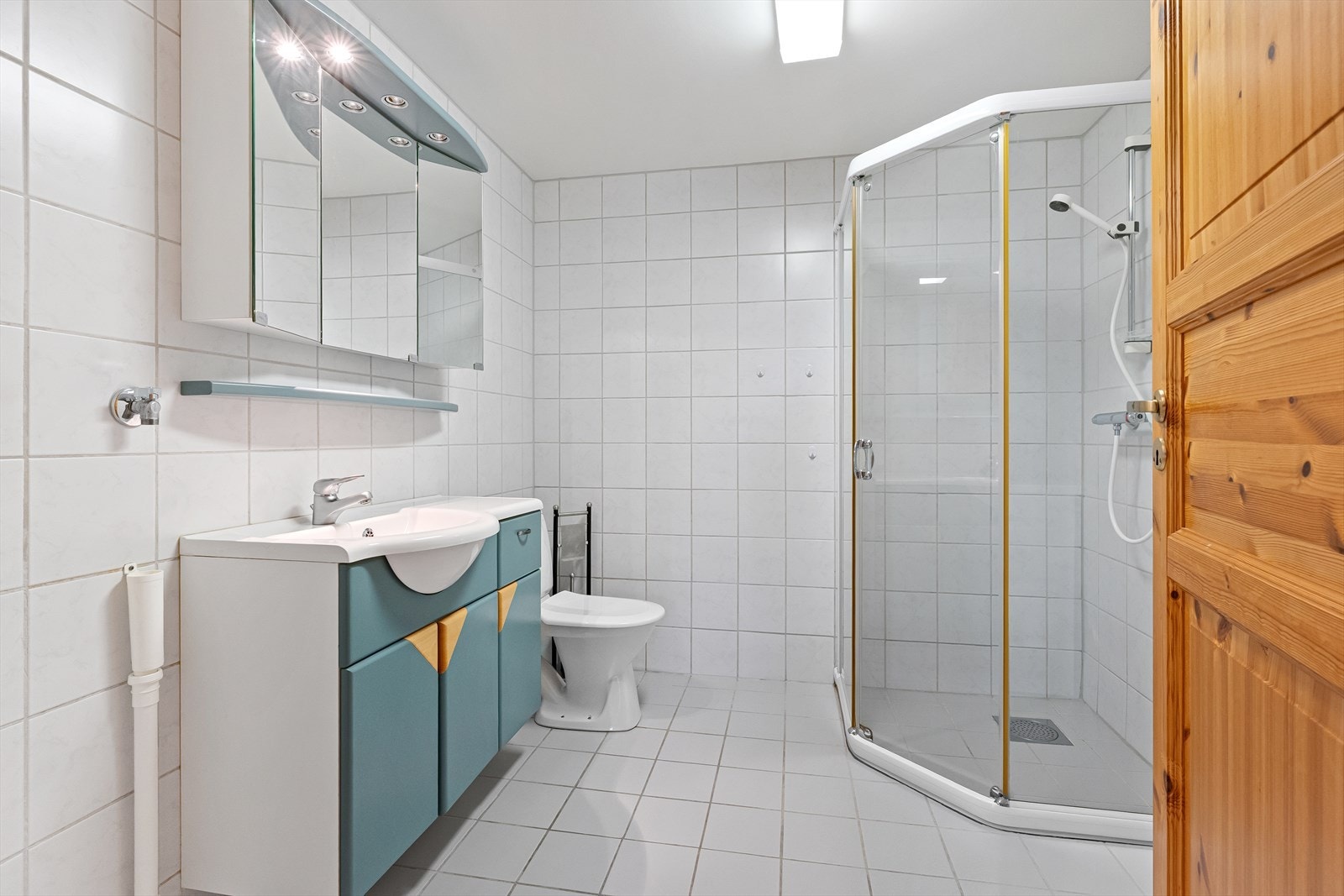 Flislagt bad med plass til vaskemaskin Galleribilde