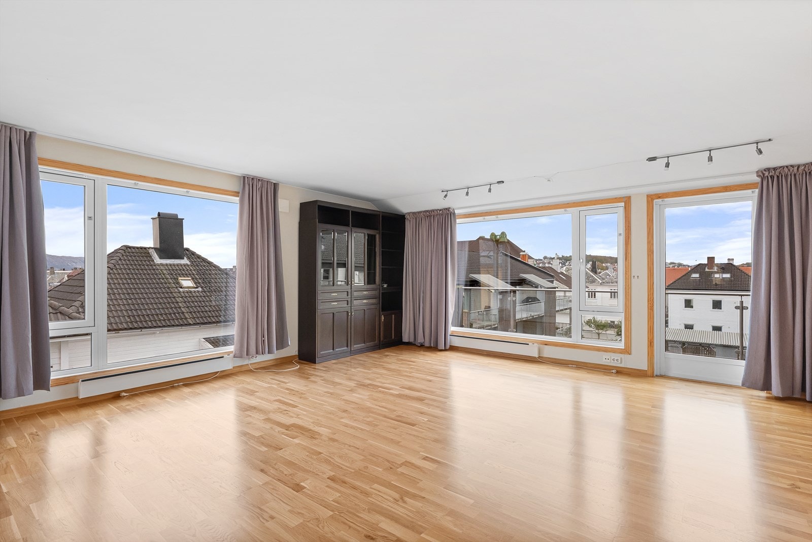 Romslig, lys stue. Sørvestvendt veranda med gode solforhold. Galleribilde