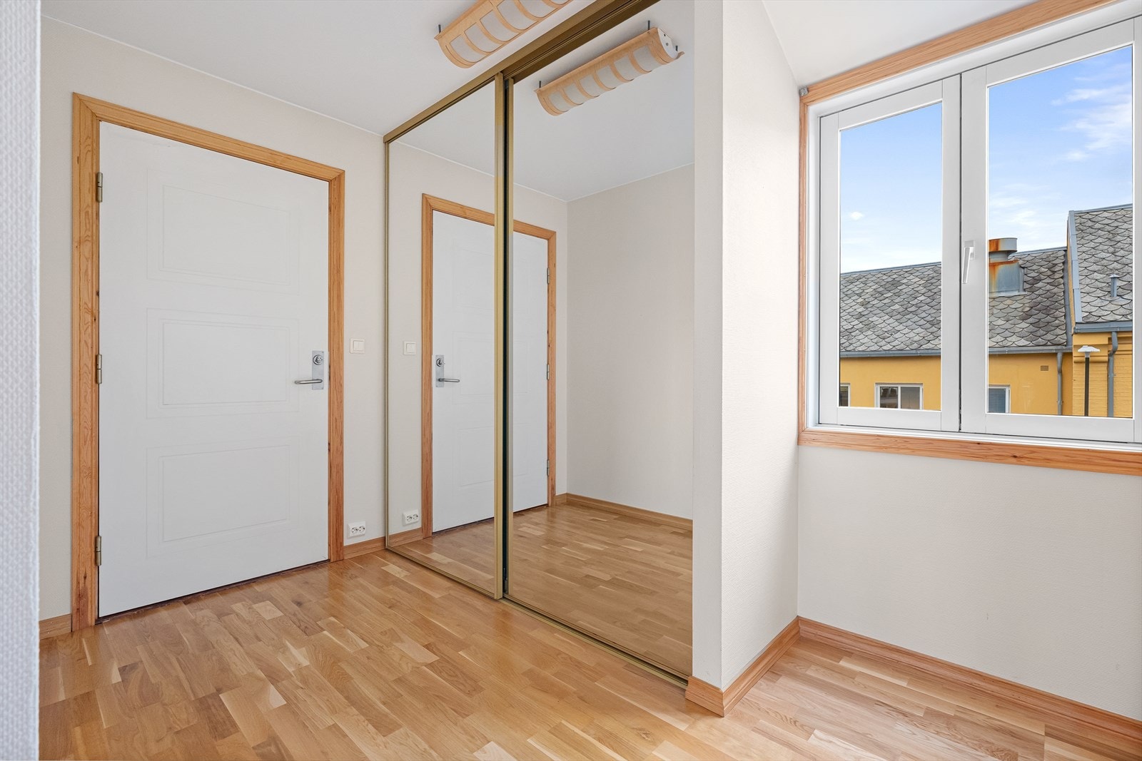 Skyvedørsgarderobe i gangen Galleribilde