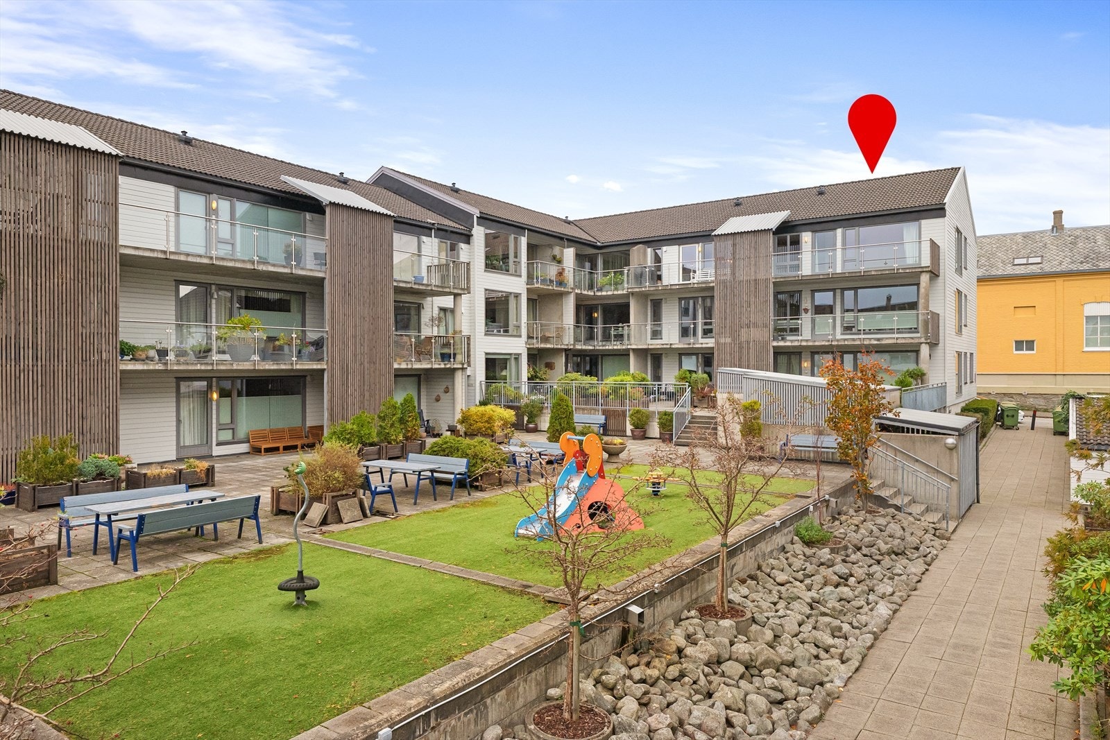 Velkommen til Hjelmelandsgata 9 - En kjekk topp-/ endeleilighet med 2 soverom, romslig veranda med gode solforhold og lukket parkering. Galleribilde