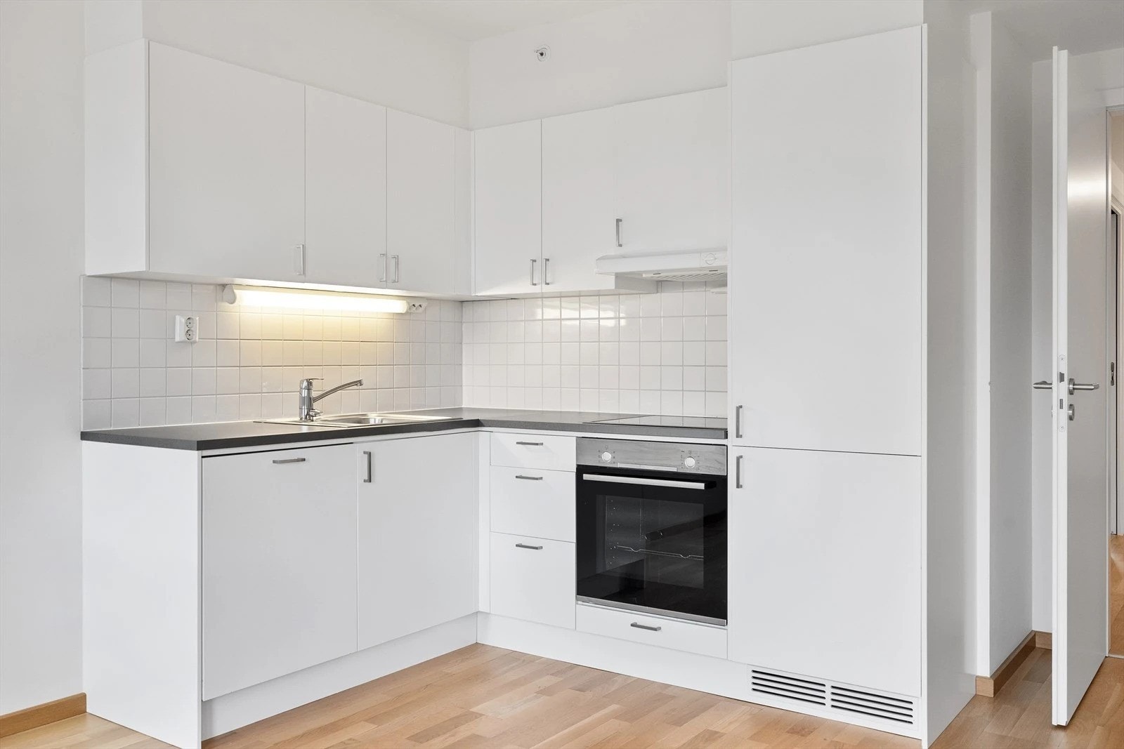 Tidsriktig kjøkken med hvitevarer. Galleribilde