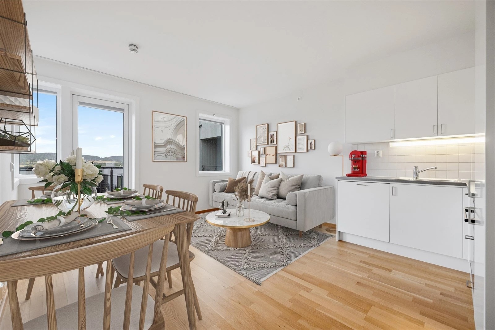 Åpen stue- og kjøkkenløsning med store vindusflater og flott utsikt. Galleribilde