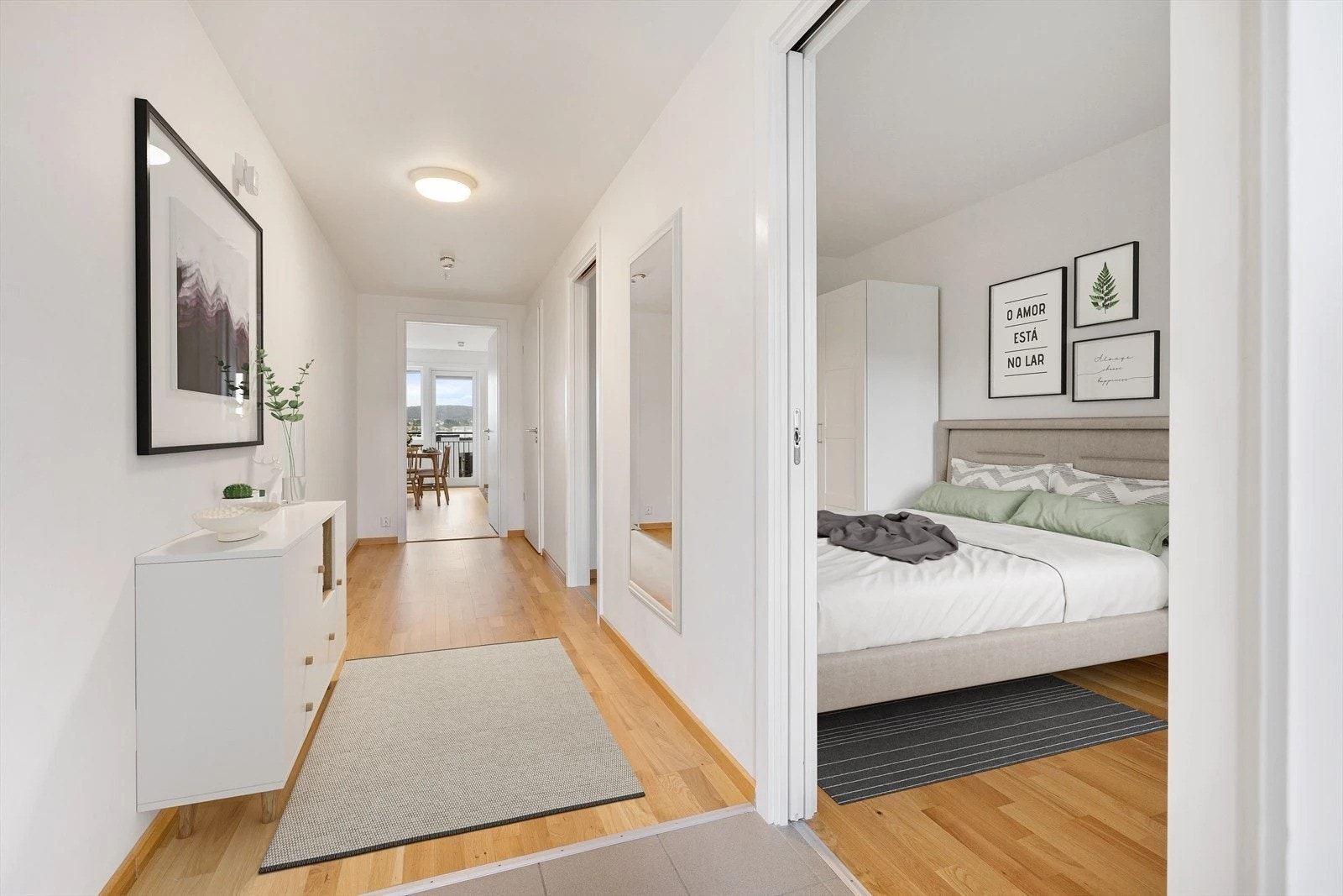 Romslig gang med gode oppbevaringsmuligheter. Galleribilde