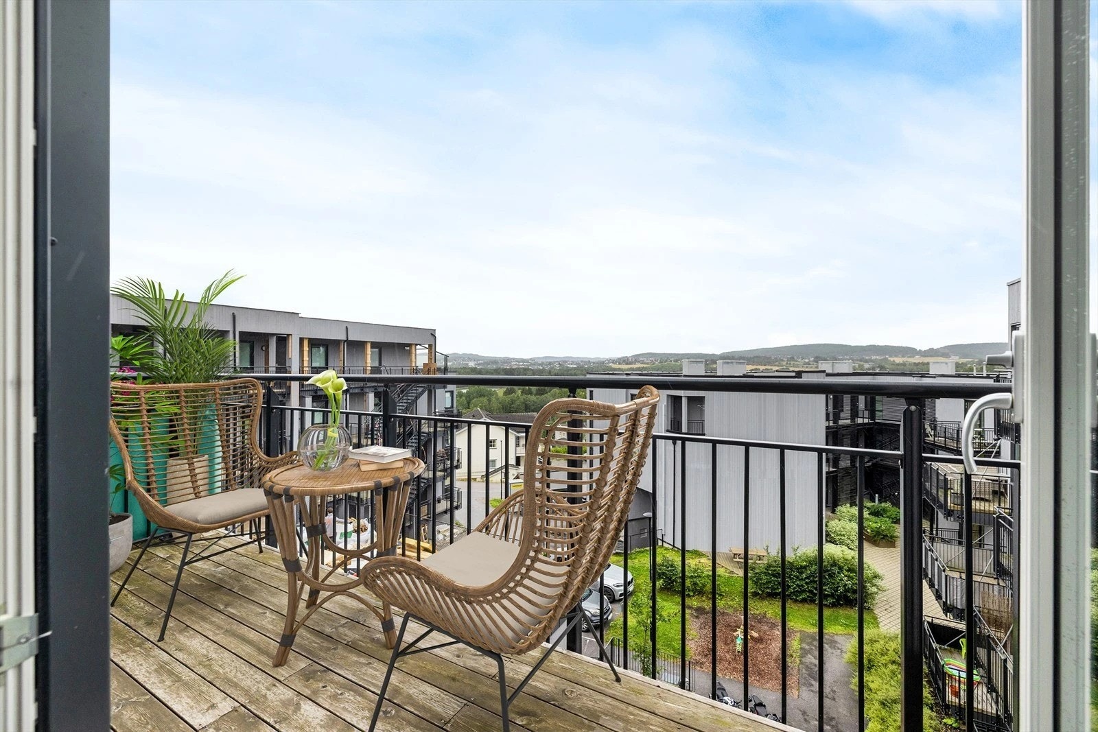 Velkommen til Eikelundveien 5 - Praktisk 3-roms i toppetasjen med flott utsikt. Galleribilde