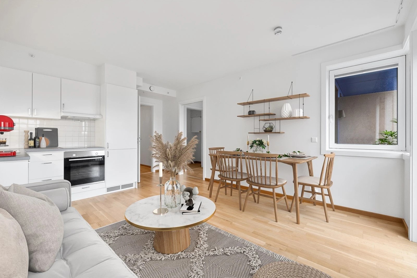 I stuen har du mulighet for både sofa- og spisegruppe. Galleribilde