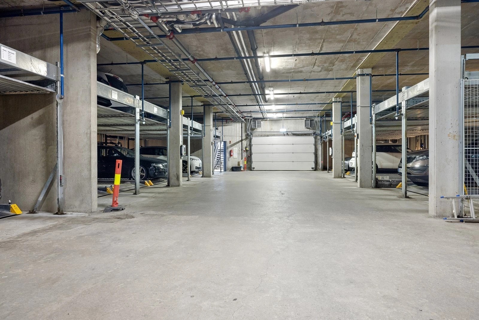 Det medfølger egen garasjeplass i felles anlegg. Galleribilde