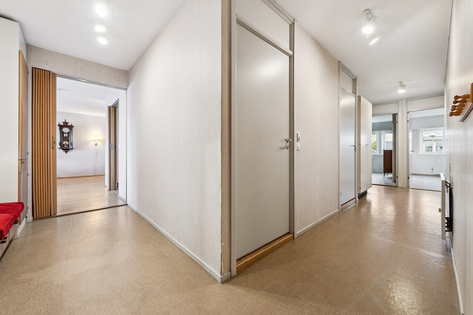 Entréen er et hyggelig rom å ønske venner og familie velkommen. Dørcalling med portåpner. Galleribilde