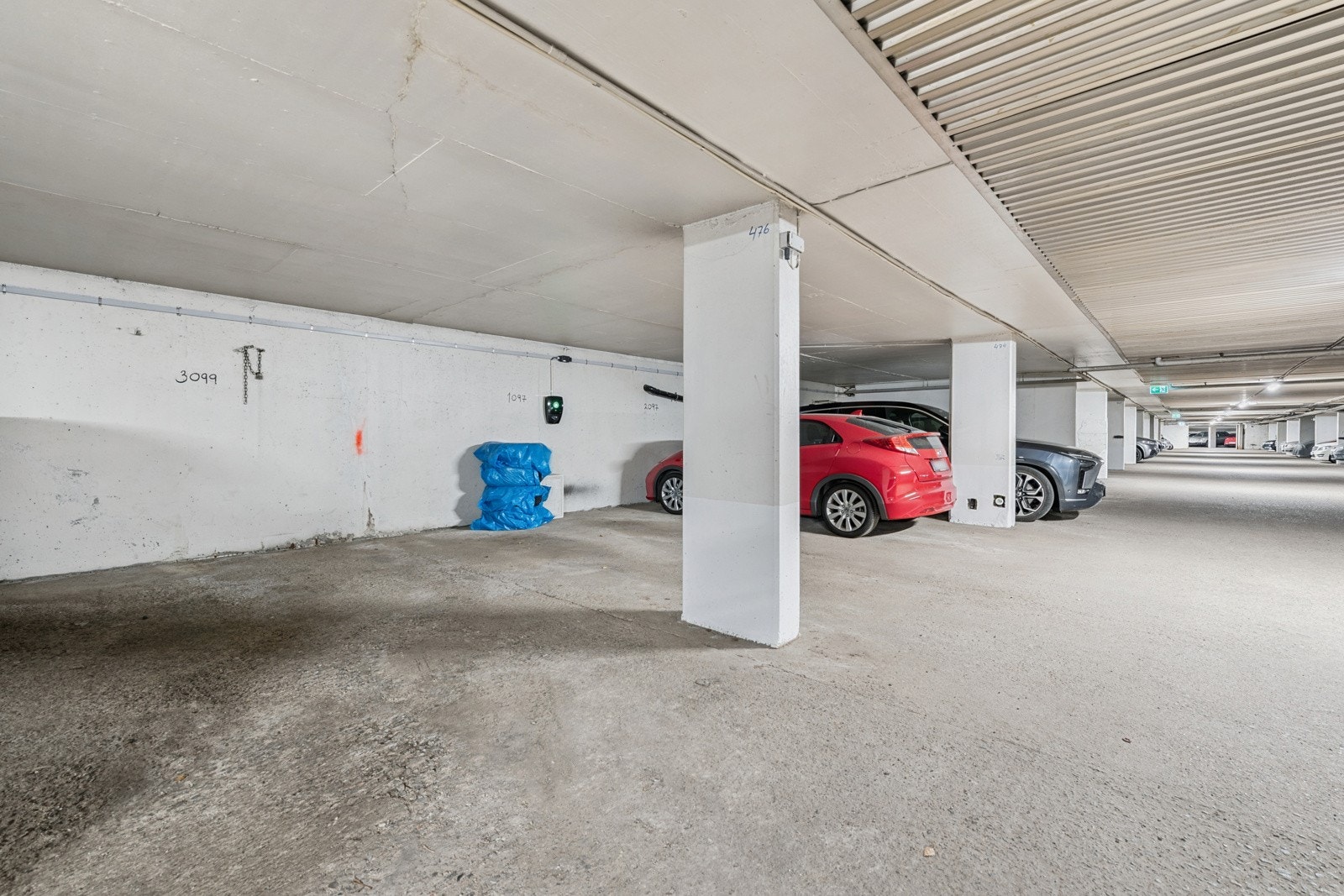 Garasjeplass i oppvarmet garasje med mulighet for å installere elbillader. Galleribilde