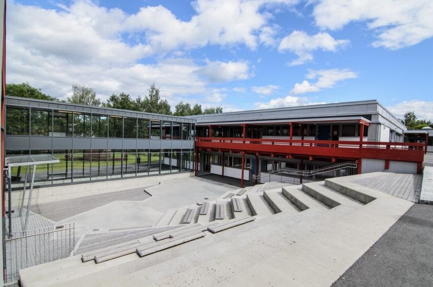 Boligen sokner til Haugen barneskole som sto ferdig rehabilitert til skolestart 2017. Galleribilde