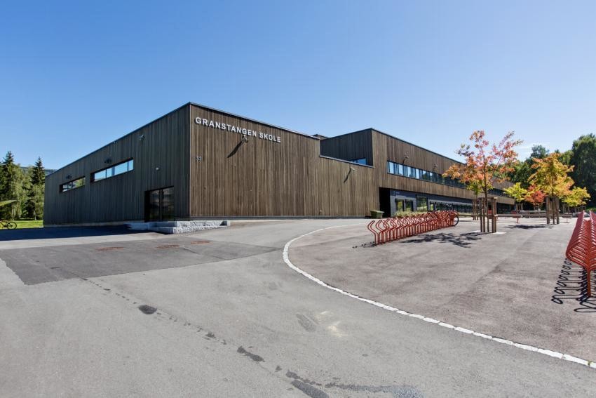 Boligen sokner til Granstangen ungdomskole som åpnet dørene til skolestart i 2015. Galleribilde