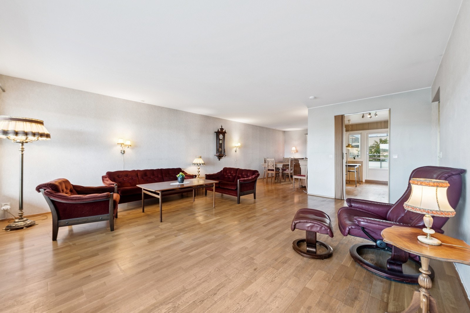 Særdeles romslig stue, original løsning med stue med plass for flere soner og spisestue. Galleribilde