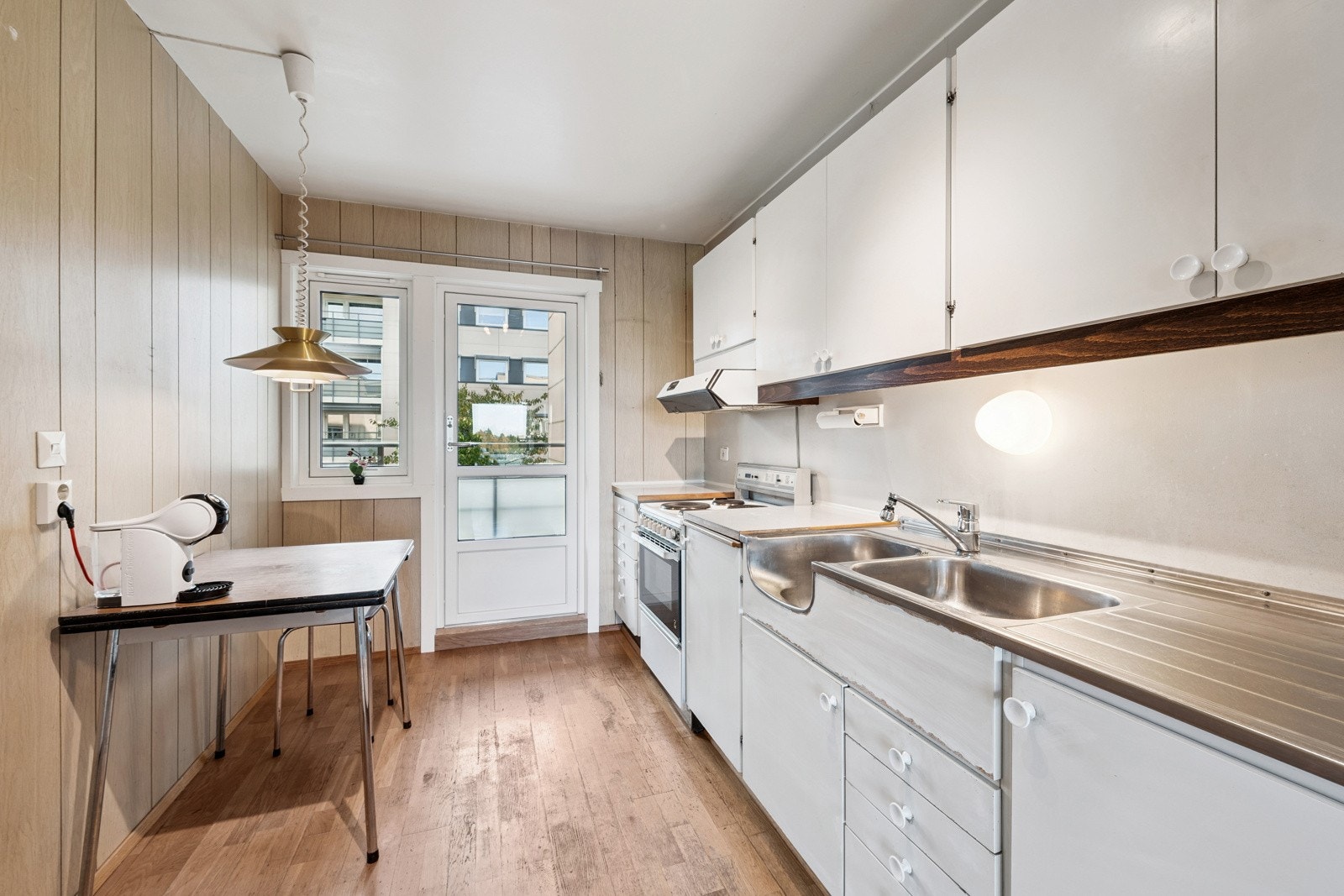 Kjøkken med utgang til balkong. Gjennomgående leilighet med balkong på begge sider. Galleribilde