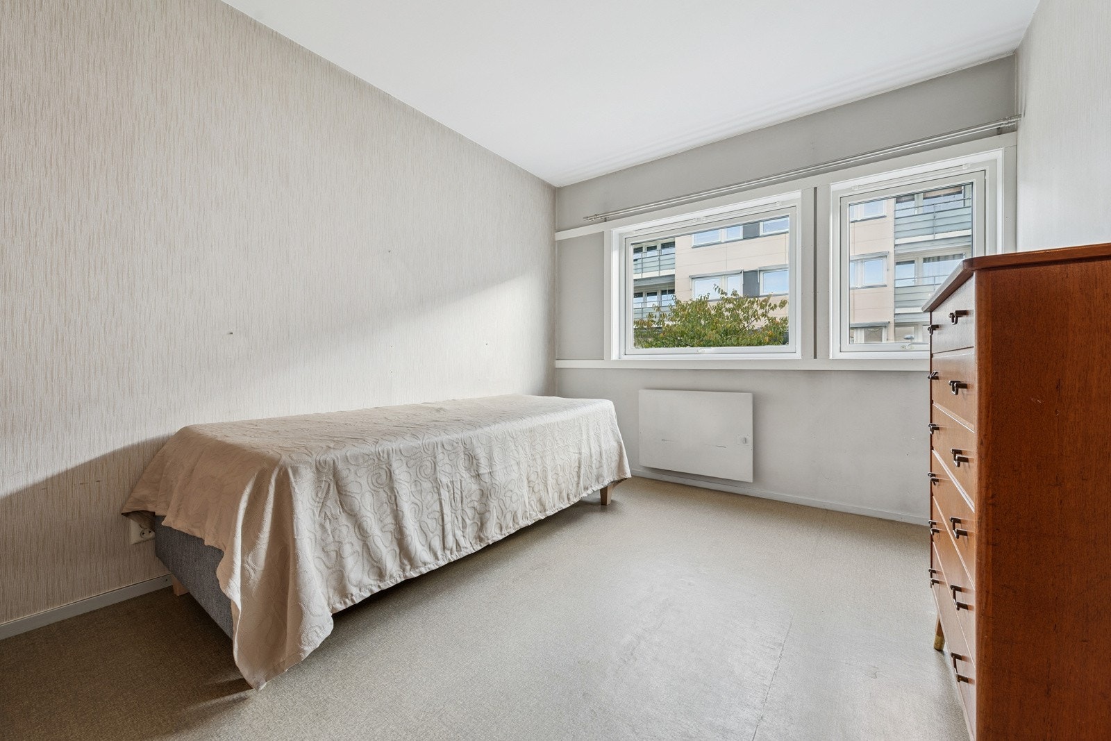 Dagens hovedsoverom har god plass til dobbelseng med tilhørende møblement. Galleribilde