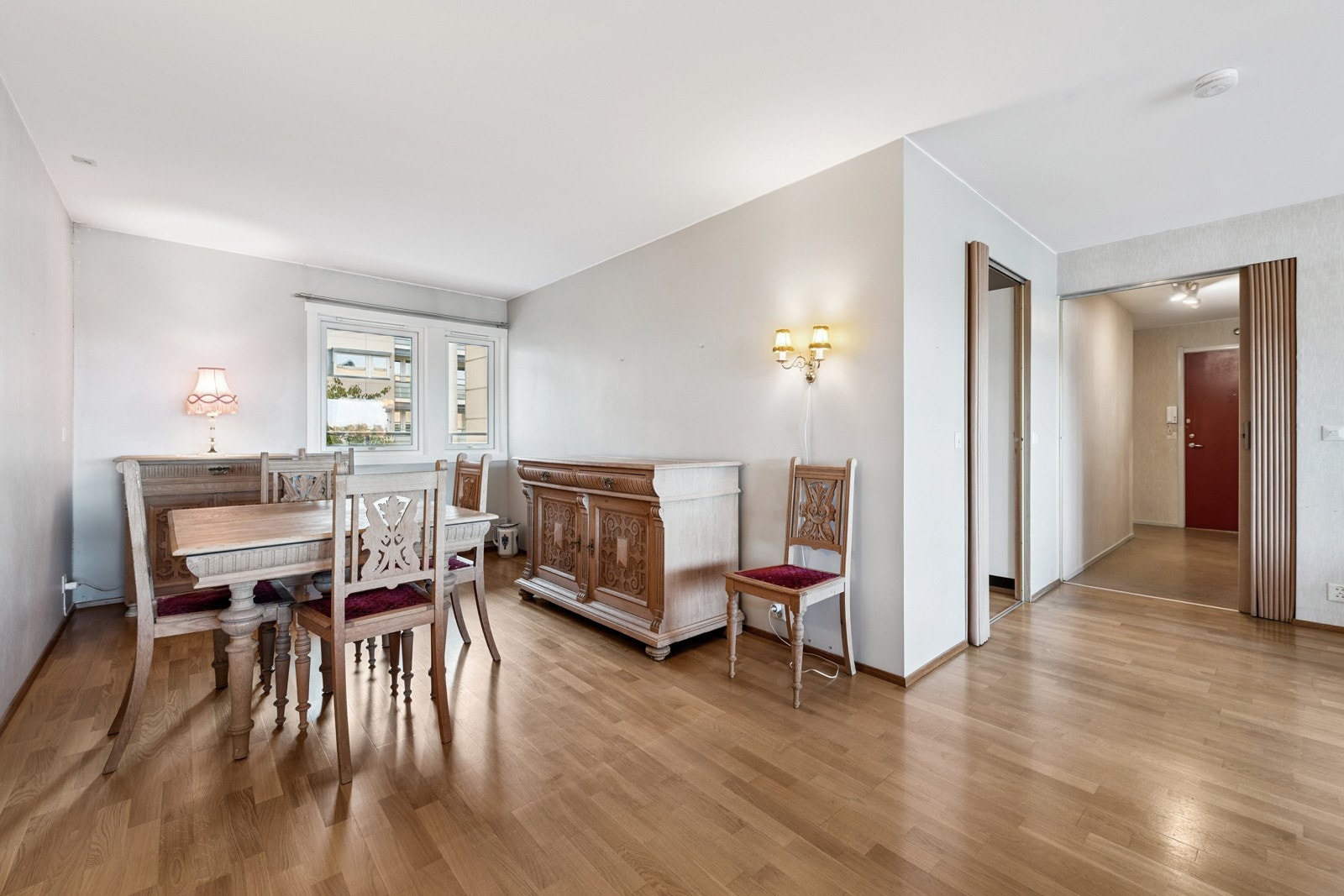 Det er mulighet for å dele av spisestuen til et ekstra soverom ved behov. Du har fremdeles god plass i stuen. Galleribilde