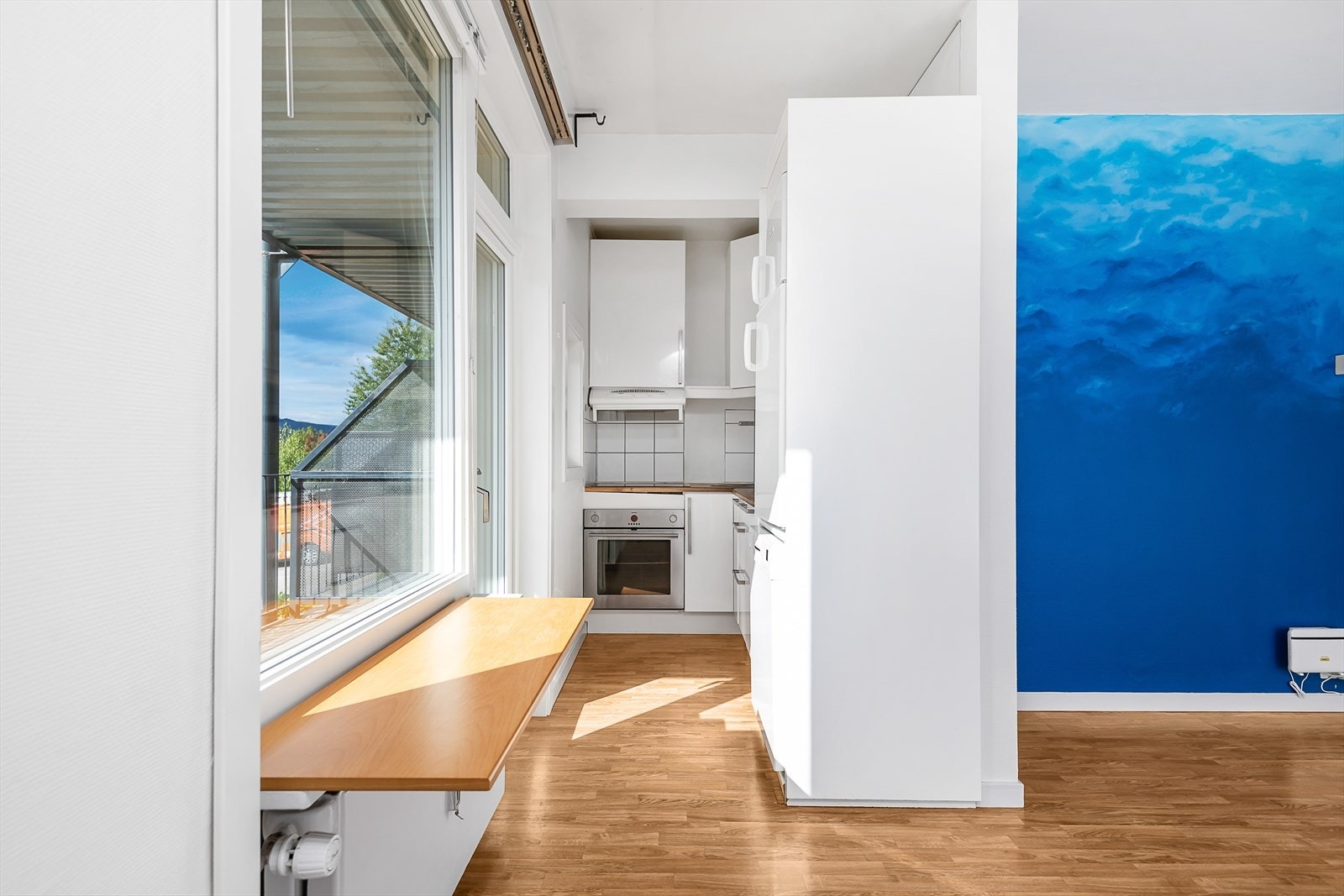 Delvis åpen løsning mellom kjøkken og stue Galleribilde