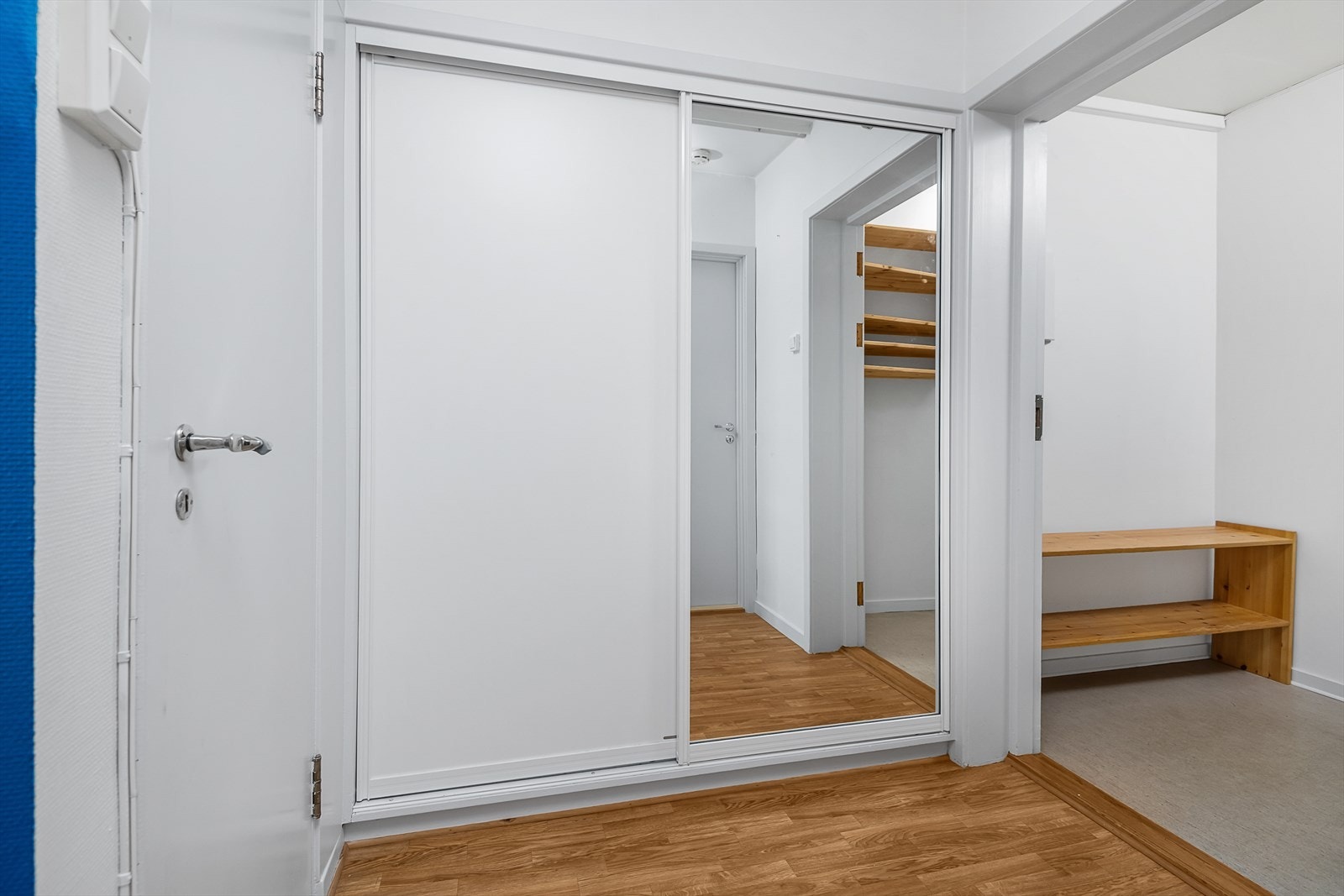 God plass til å ta av sko og henge fra seg yttertøy i gangen. Galleribilde