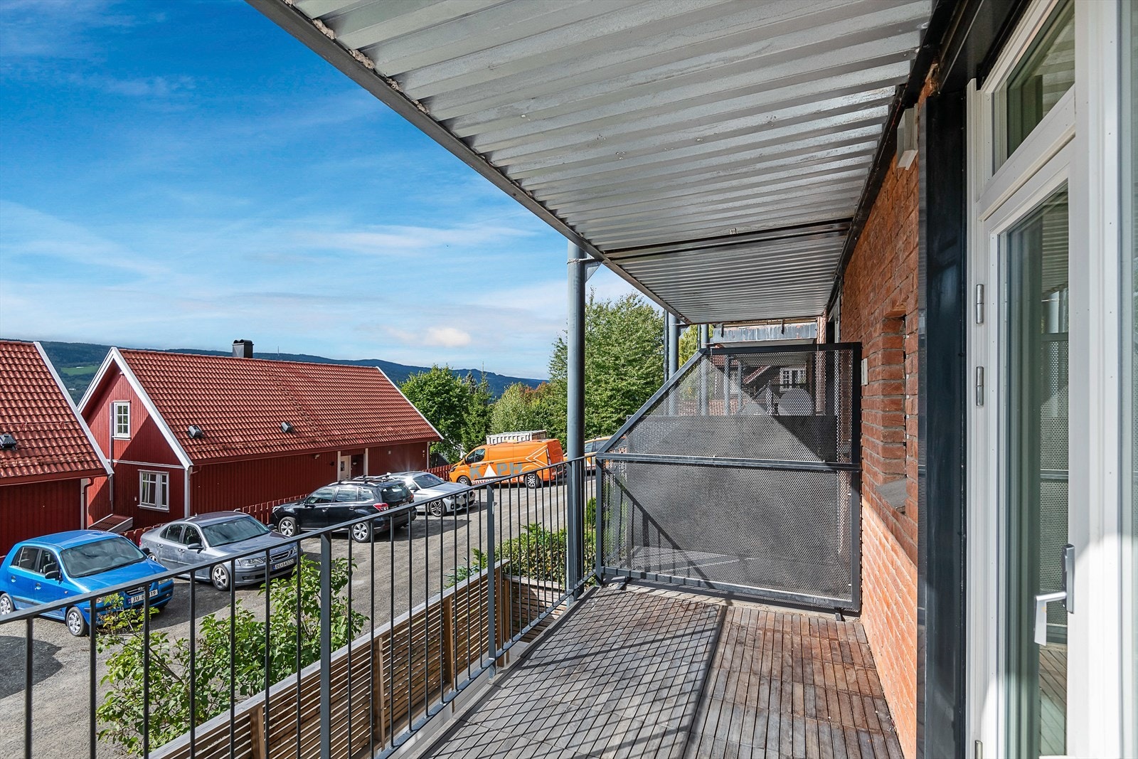 Felles biloppstillingsplasser i front av blokka. Galleribilde