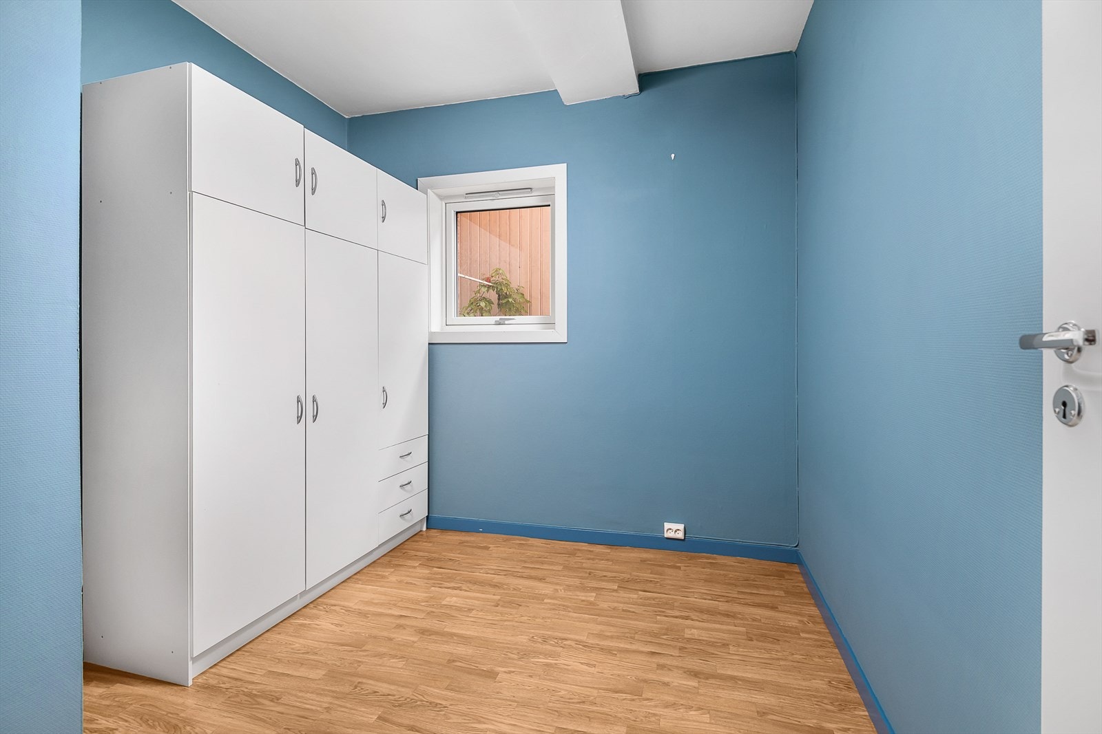 Soverom med plass til oppbevaring. Garderobeskap medfølger. Galleribilde