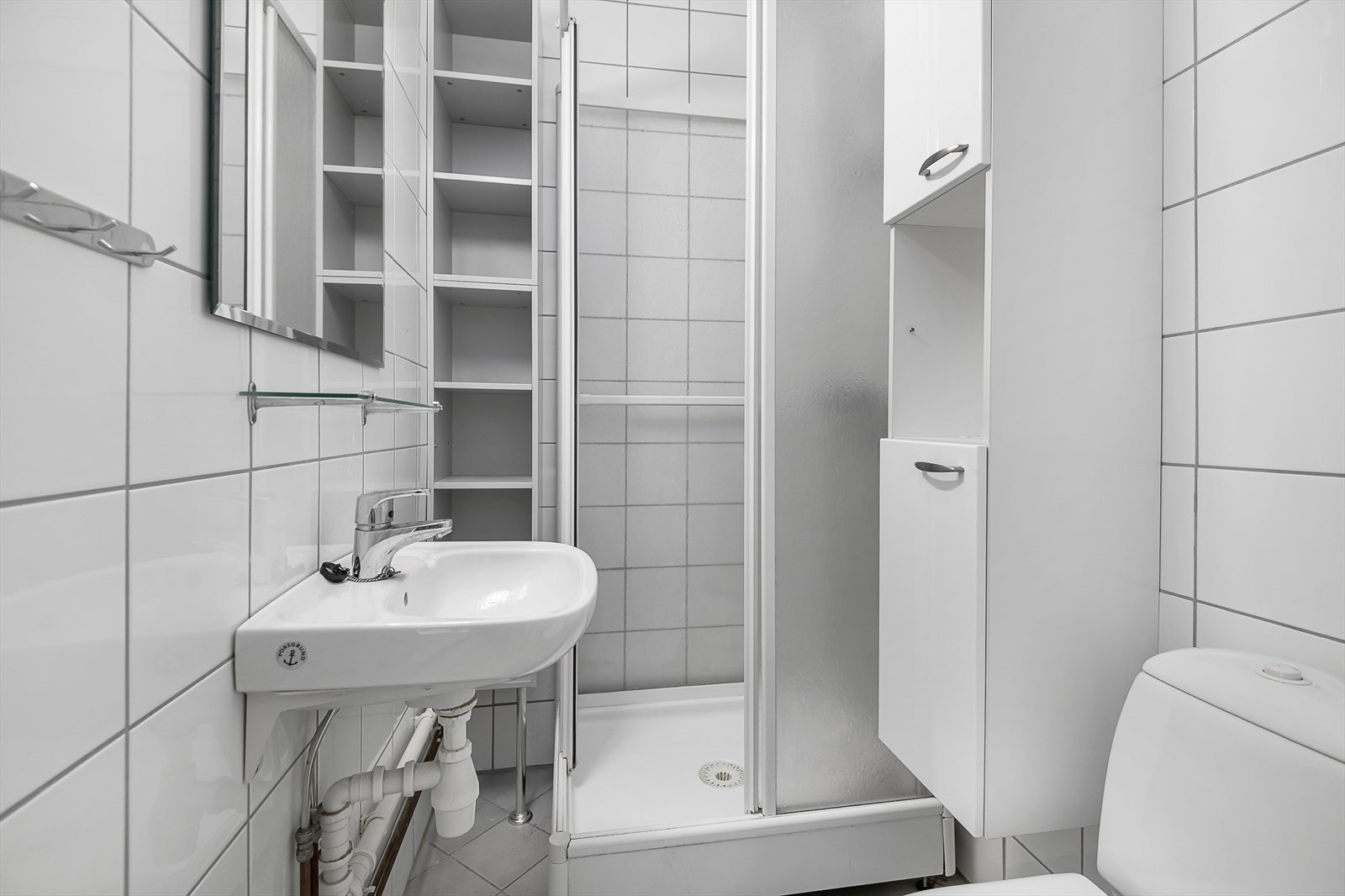 Flislagt bad med dusjkabinett Galleribilde