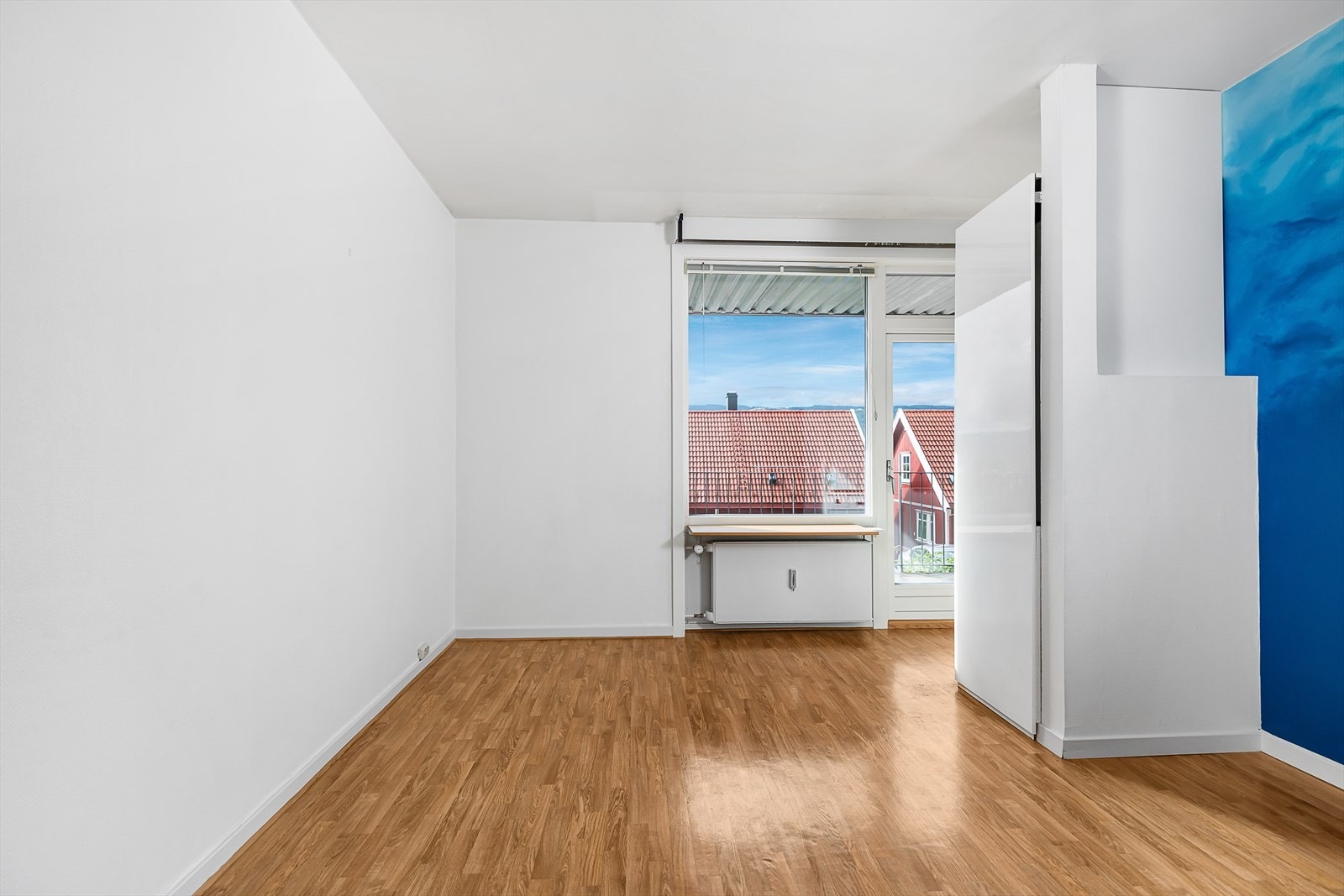 Stuen er malt i lyse farger Galleribilde