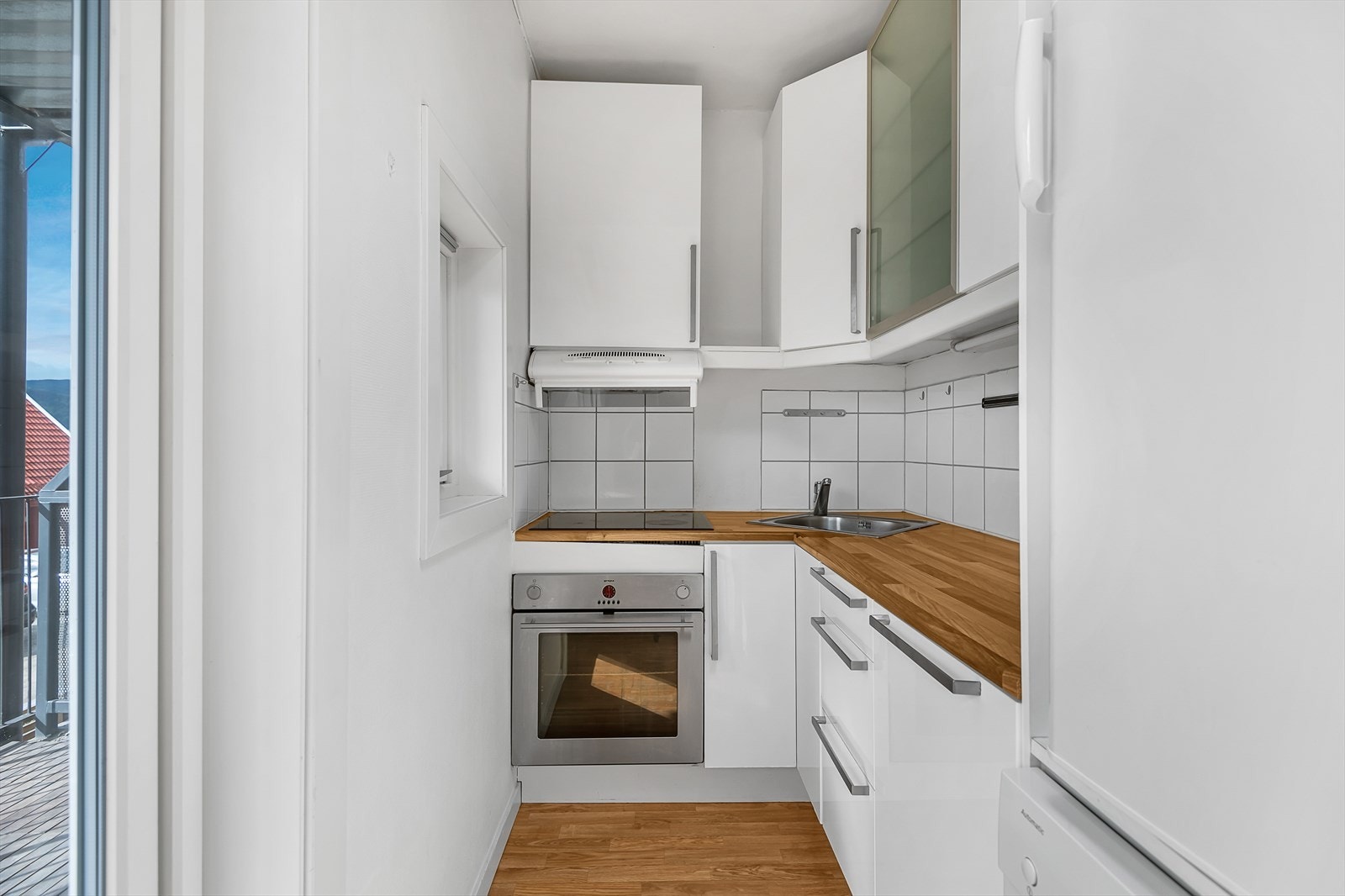 Kjøkkeninnredningen har laminerte skrog med glatte fronter Galleribilde