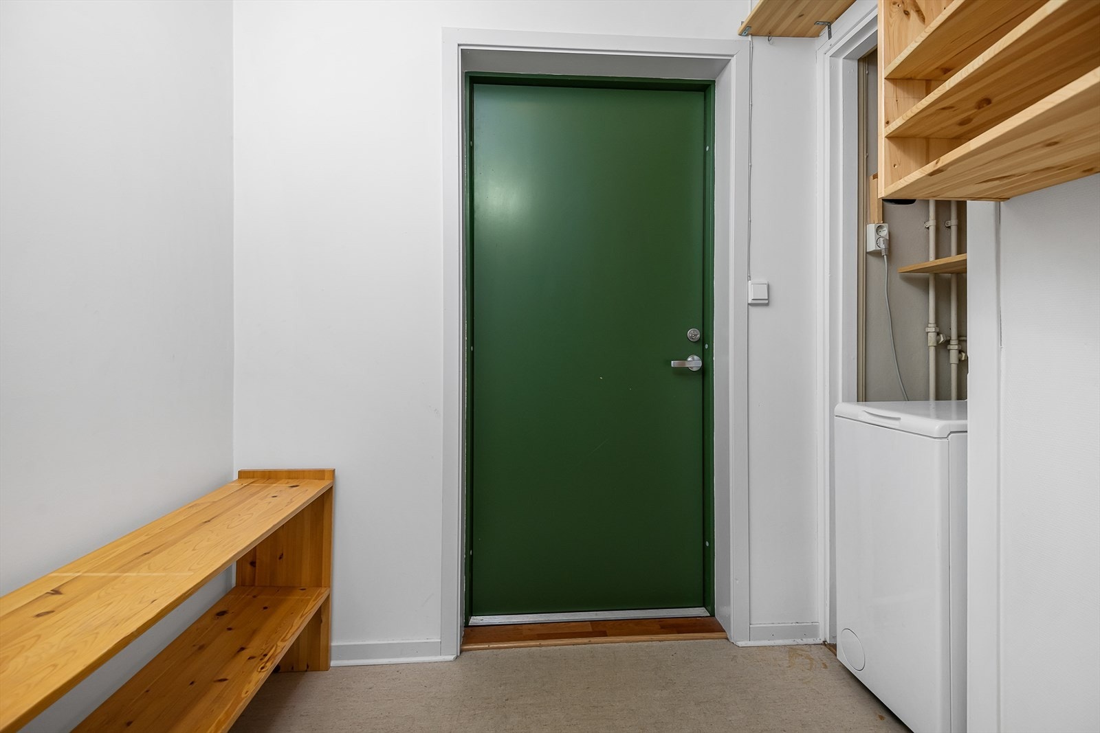 Gang med plass til smal oppvaskmaskin, samt plassbygde oppbevaringshyller Galleribilde